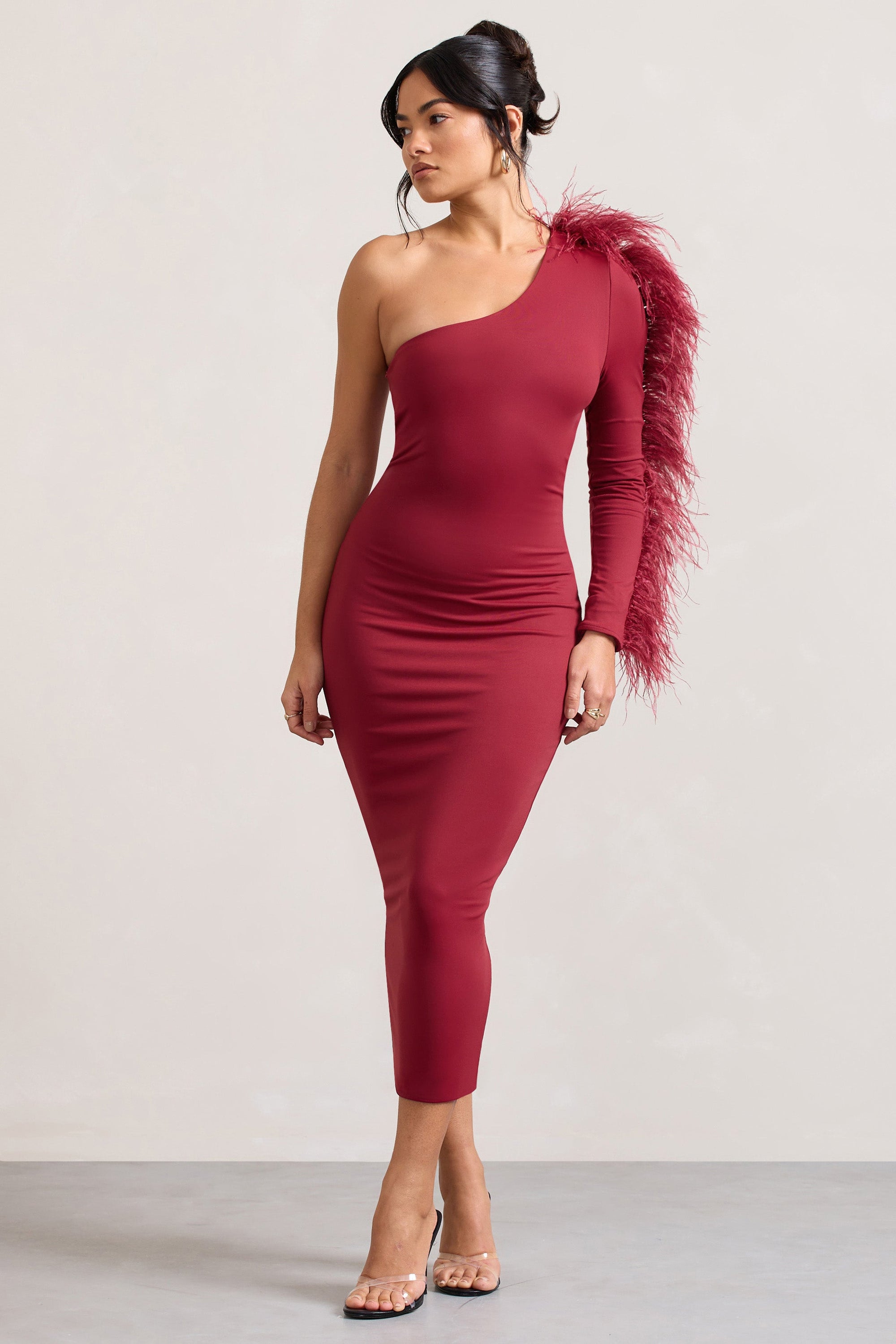Wild One | Vestido Burdeos Midi Ajustado de Un Solo Hombro con Manga Adornada con Plumas