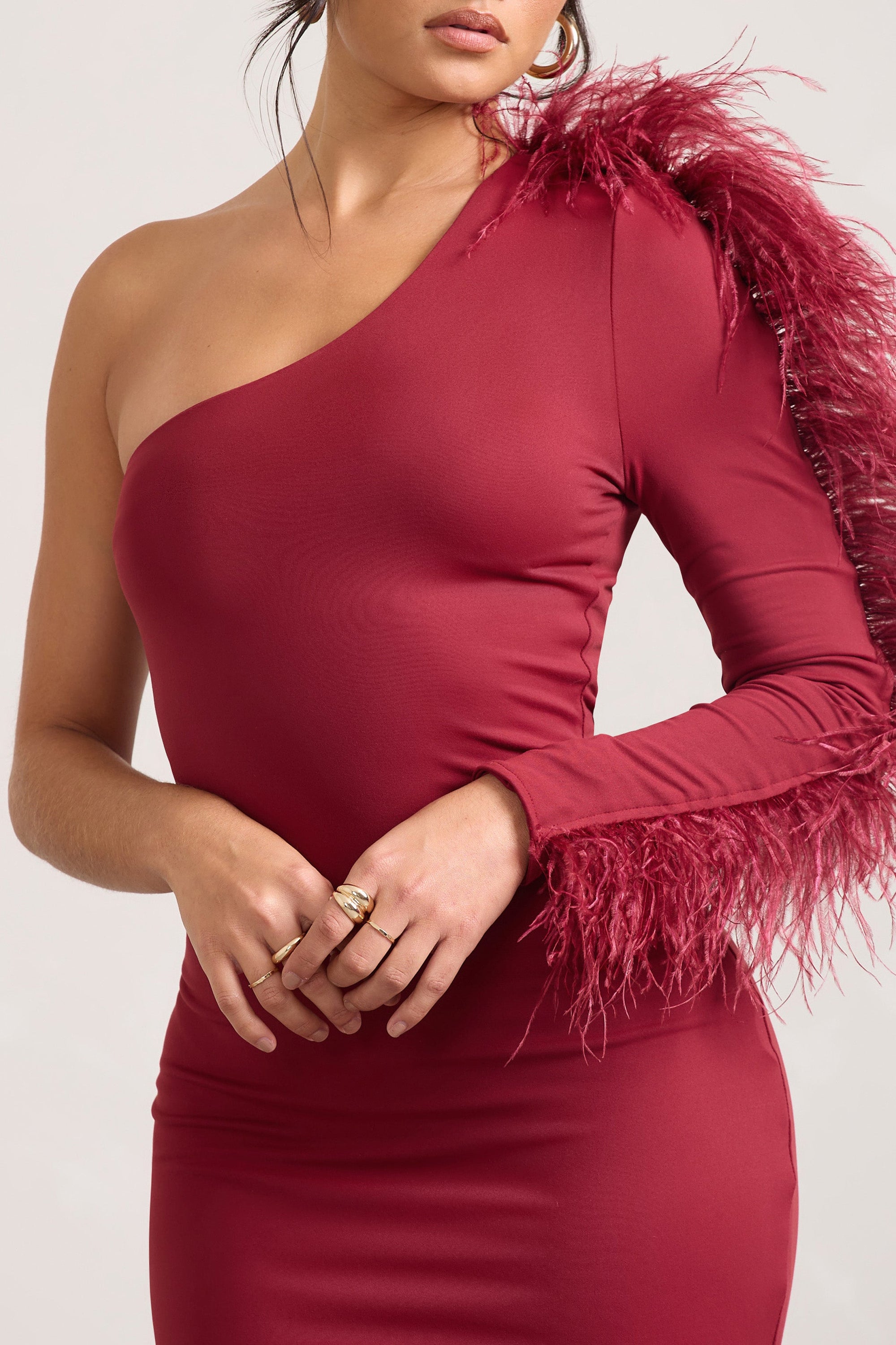 Wild One | Vestido Burdeos Midi Ajustado de Un Solo Hombro con Manga Adornada con Plumas