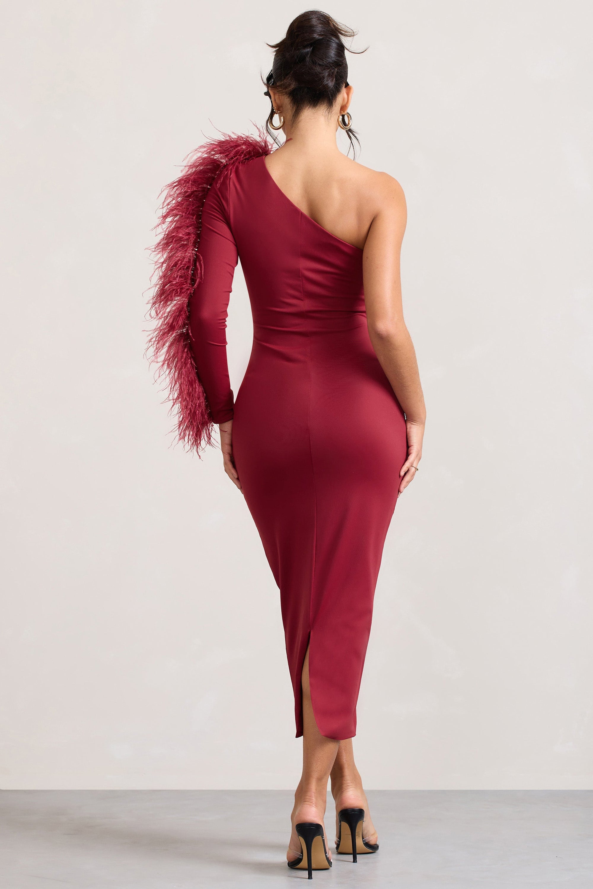 Wild One | Vestido Burdeos Midi Ajustado de Un Solo Hombro con Manga Adornada con Plumas
