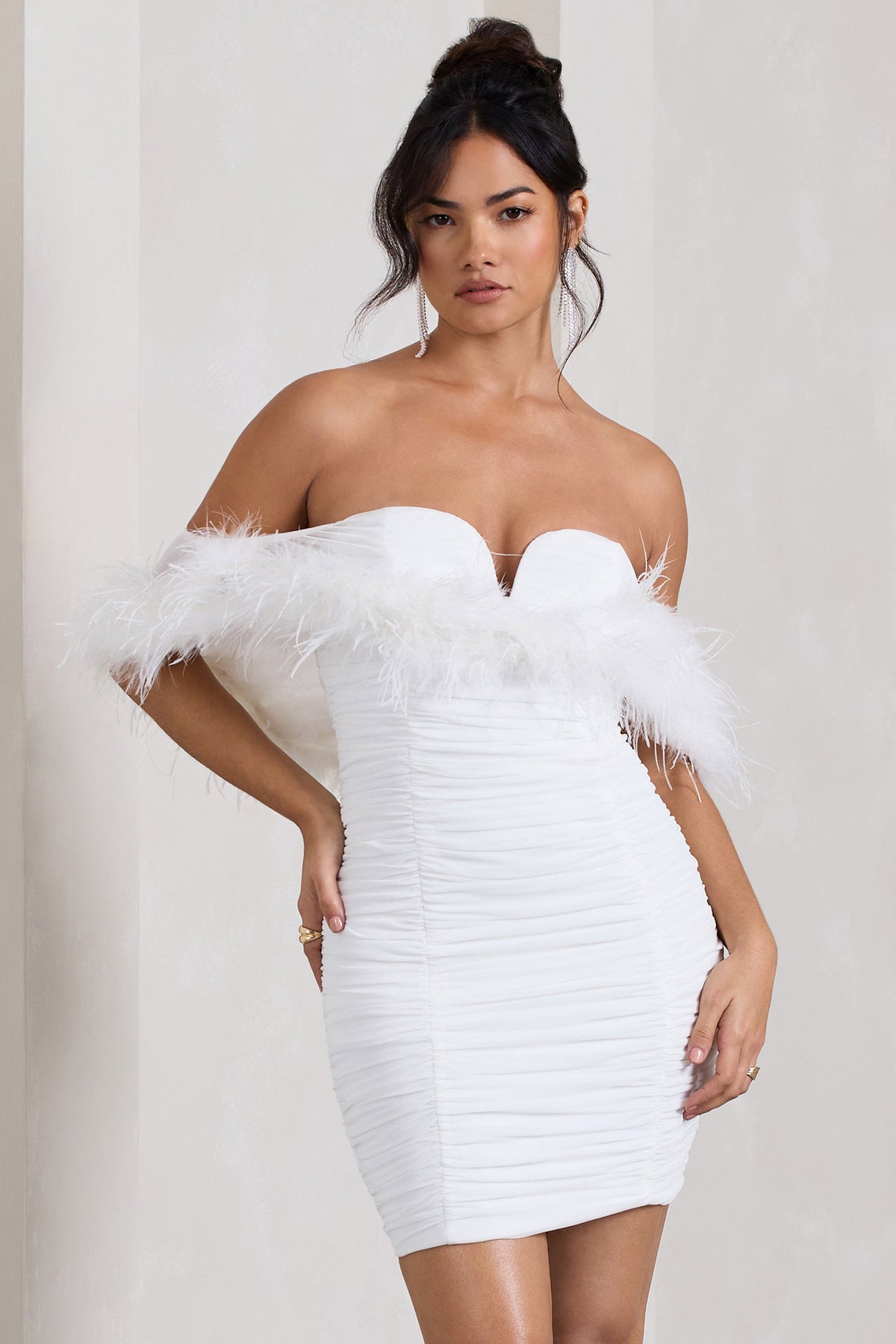 Confetti | Vestido Mini Blanco de Escote Corazón con Mangas de Plumas de Chifón.