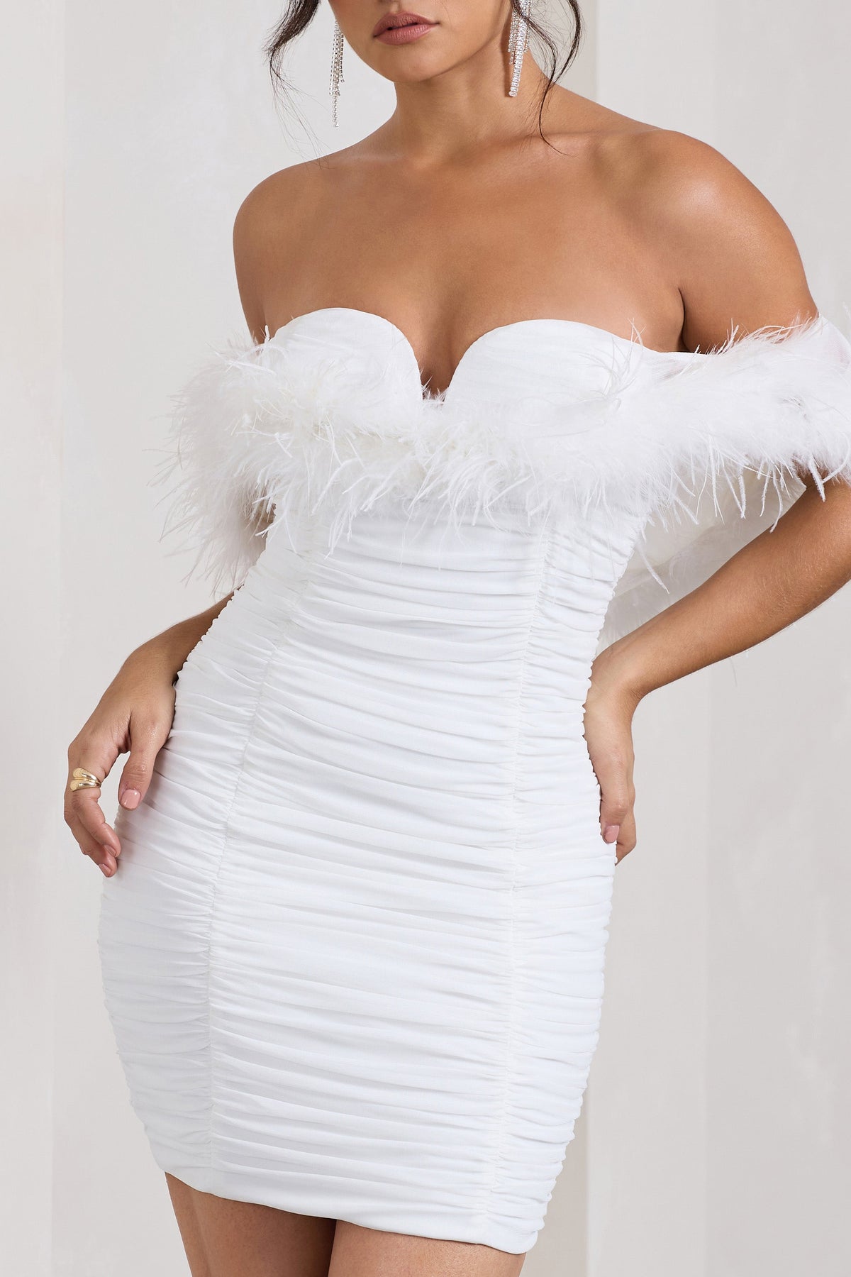 Confetti | Vestido Mini Blanco de Escote Corazón con Mangas de Plumas de Chifón.