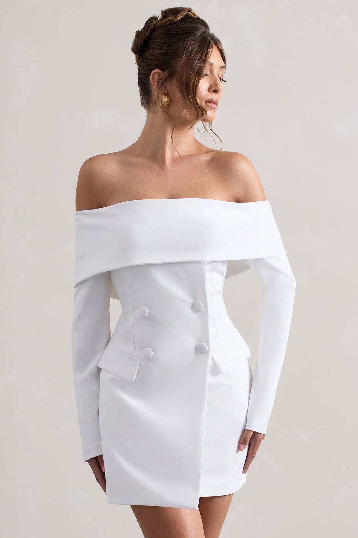Tara | Vestido tipo traje en blanco con mangas largas y escote bardot