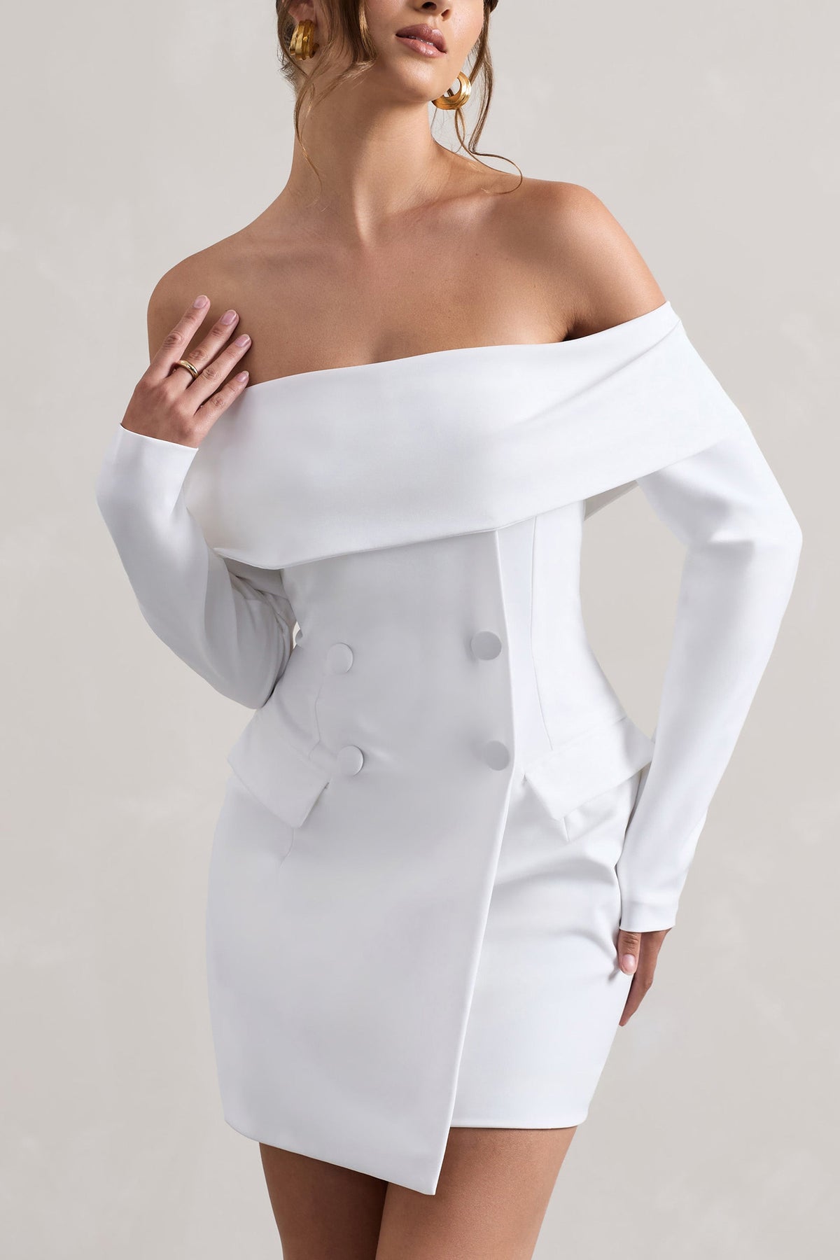 Tara | Vestido tipo traje en blanco con mangas largas y escote bardot