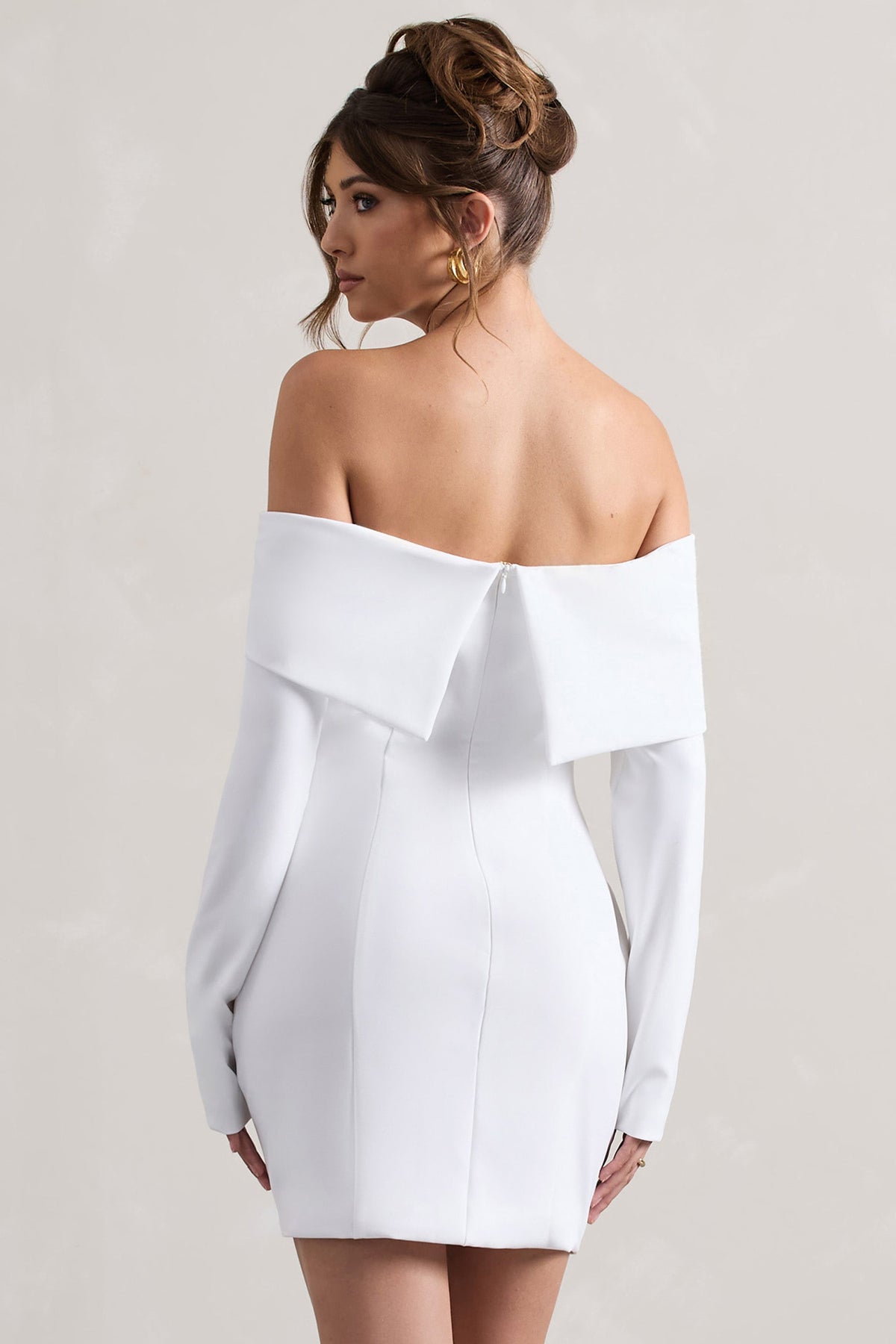 Tara | Vestido tipo traje en blanco con mangas largas y escote bardot