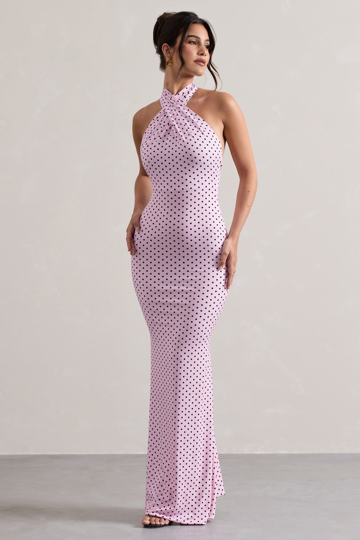 Invincible | Vestido maxi rosa con lunares y escote cruzado halter sin espalda
