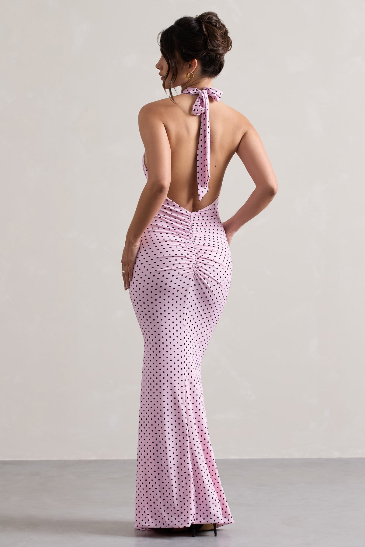 Invincible | Vestido maxi rosa con lunares y escote cruzado halter sin espalda