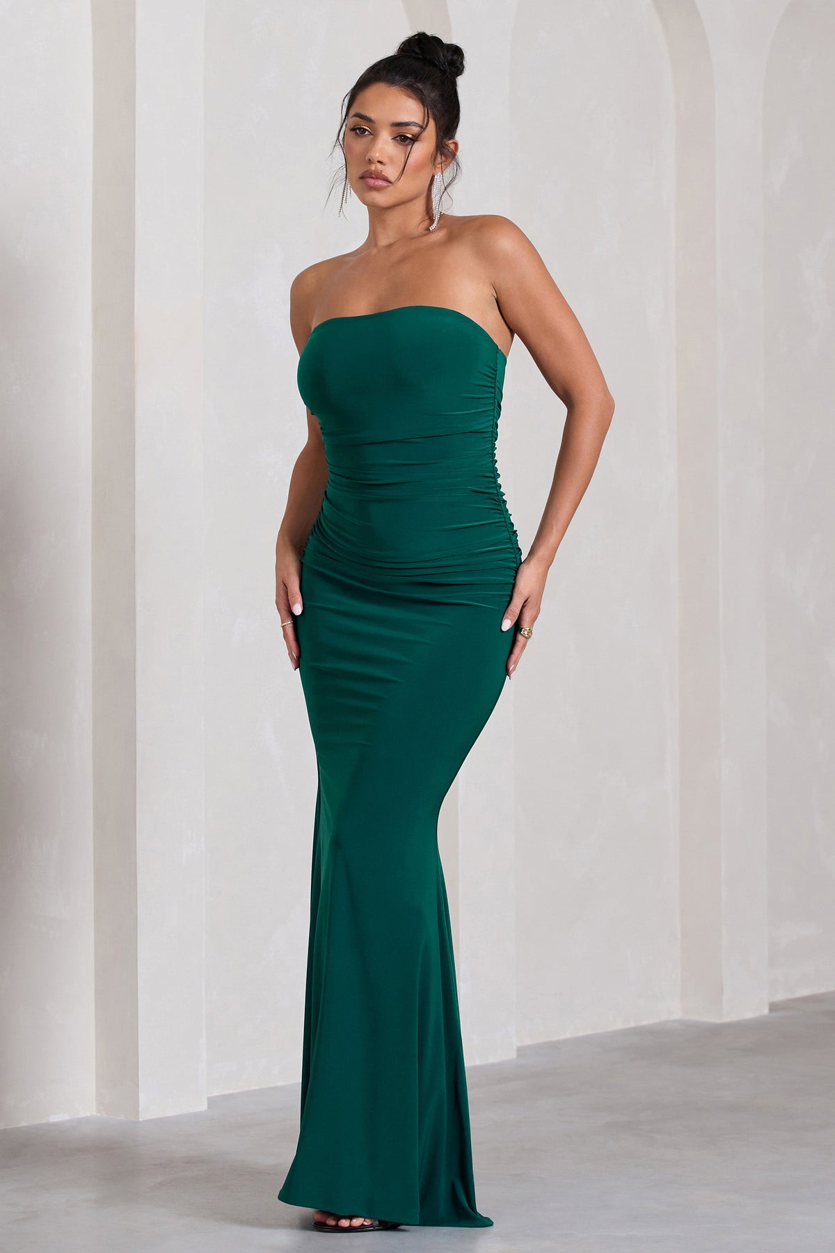 Wren | Vestido largo bandeau con frunces en Verde Botella