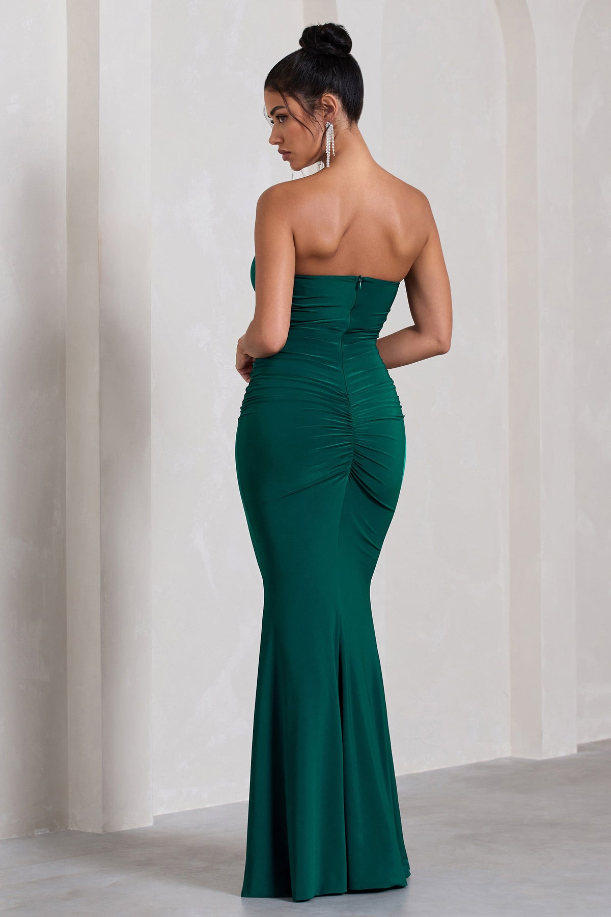 Wren | Vestido largo bandeau con frunces en Verde Botella