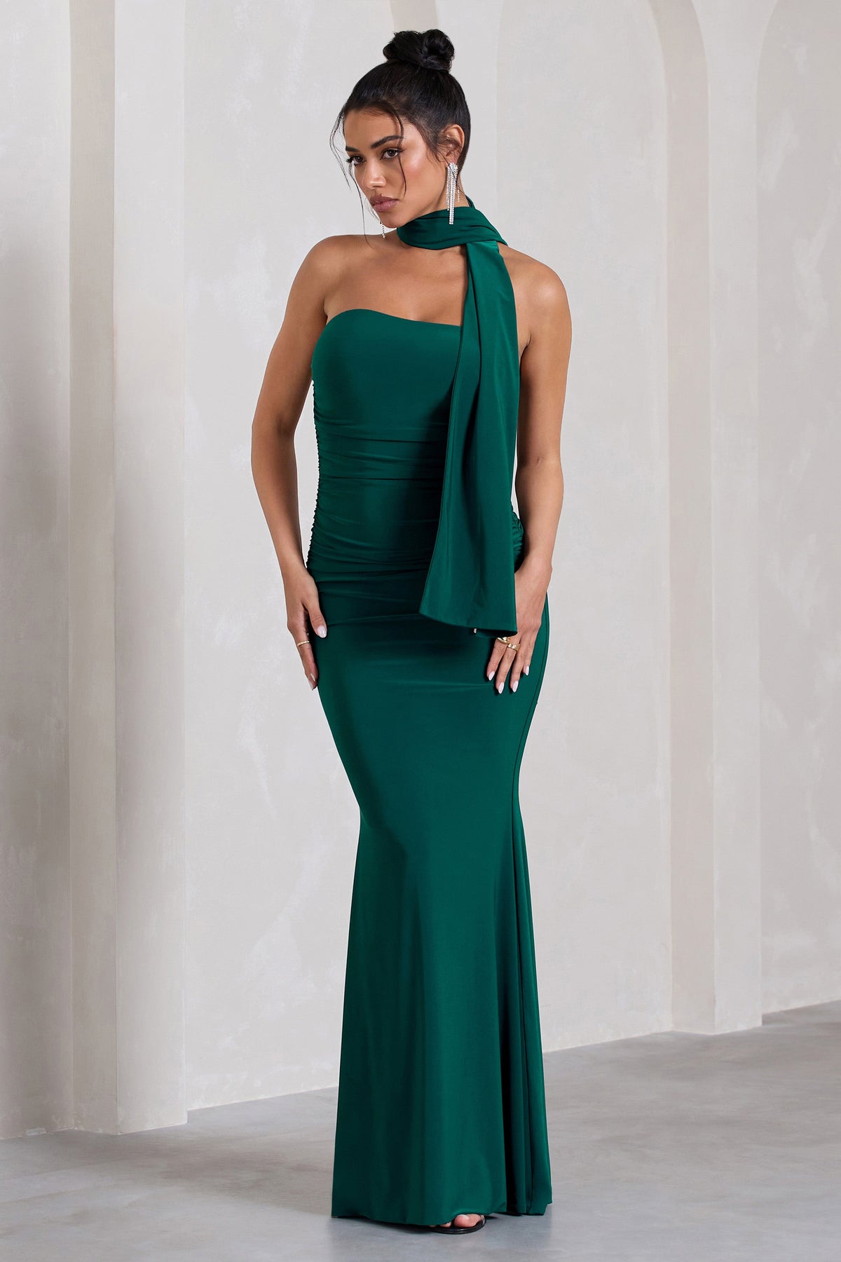 Wren | Vestido largo bandeau con frunces en Verde Botella