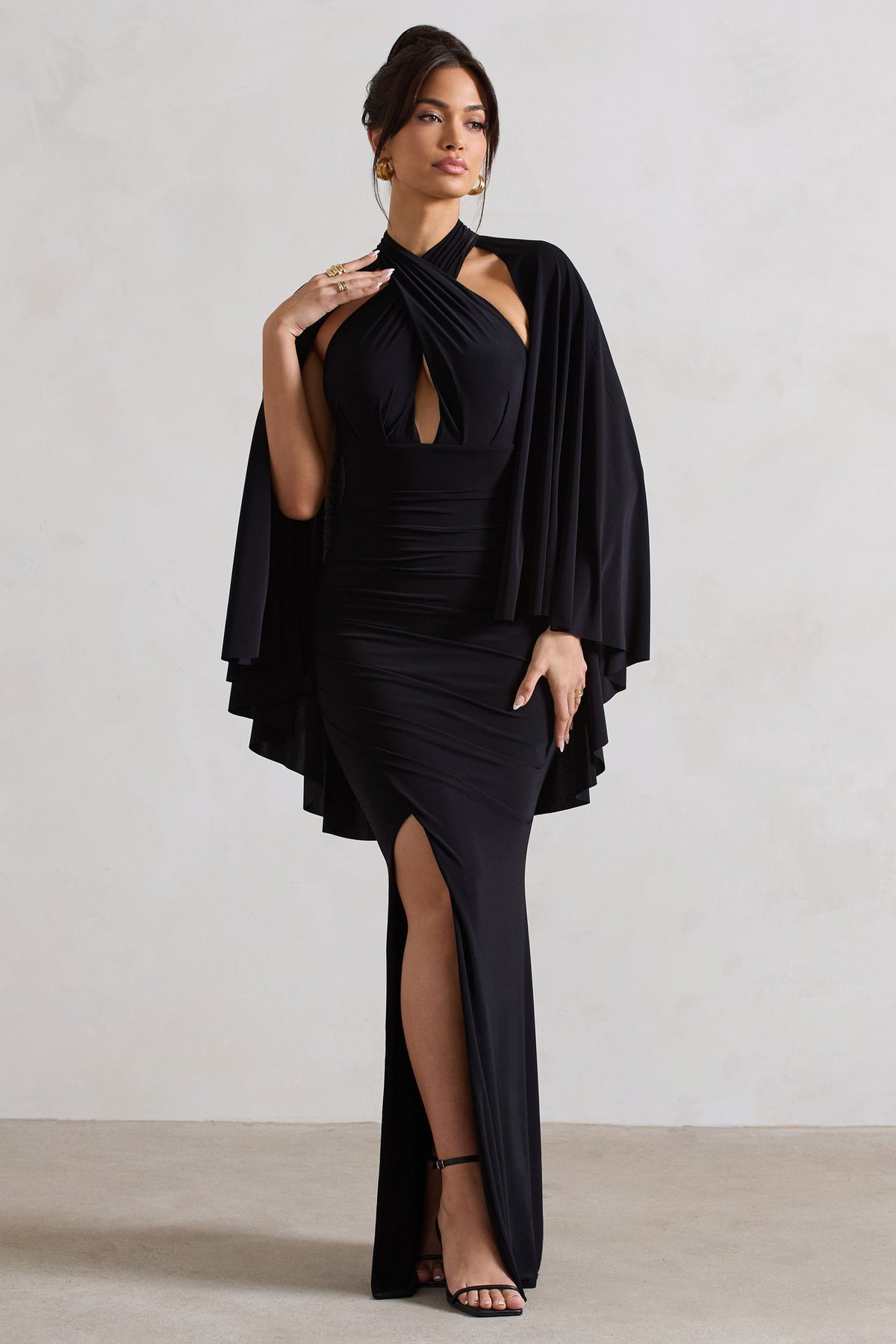 Audrina | Vestido Negro Largo con Pliegues, Cuello Halter, Abertura y Capa