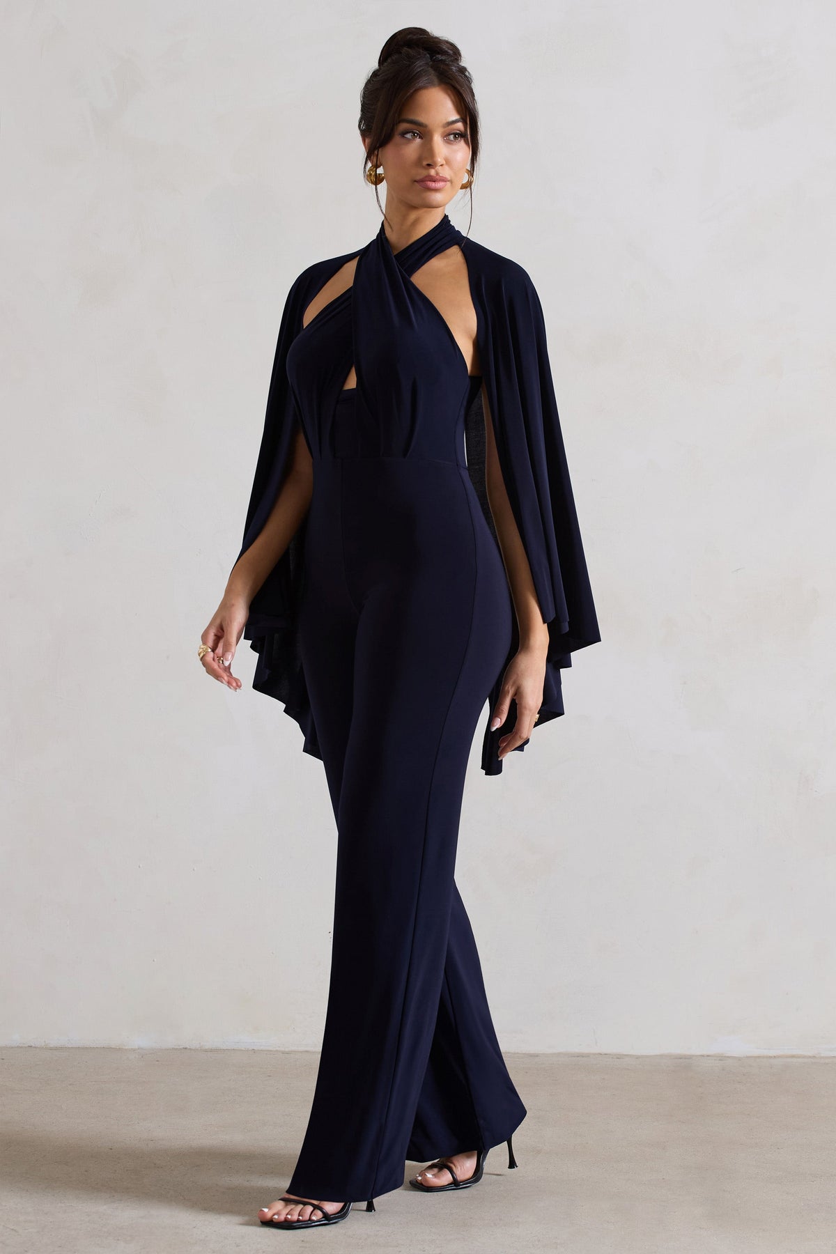 Lourdes | Mono recto azul marino con cuello halter y capa