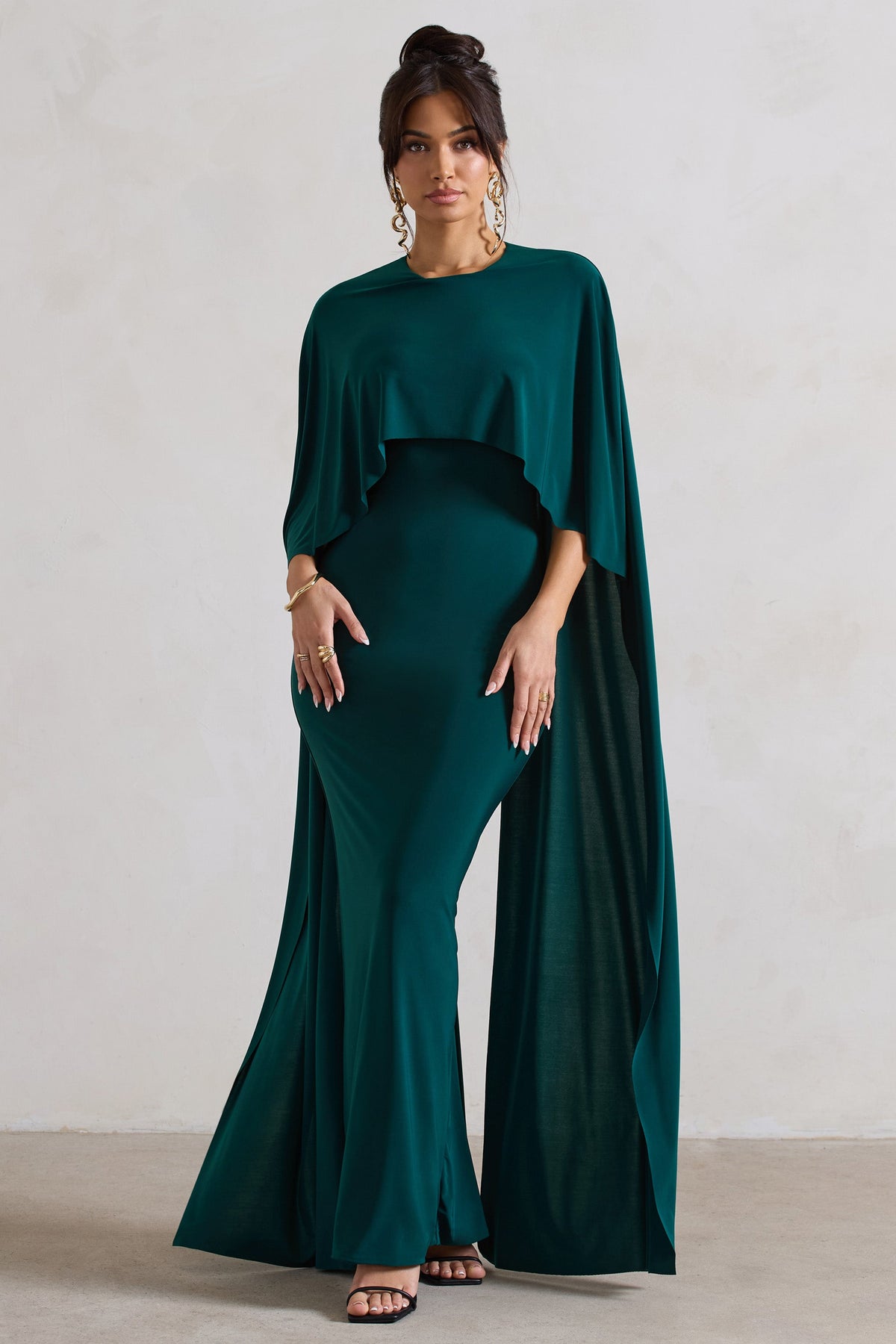 Padma | Vestido Largo Verde Botella con Mangas de Capa