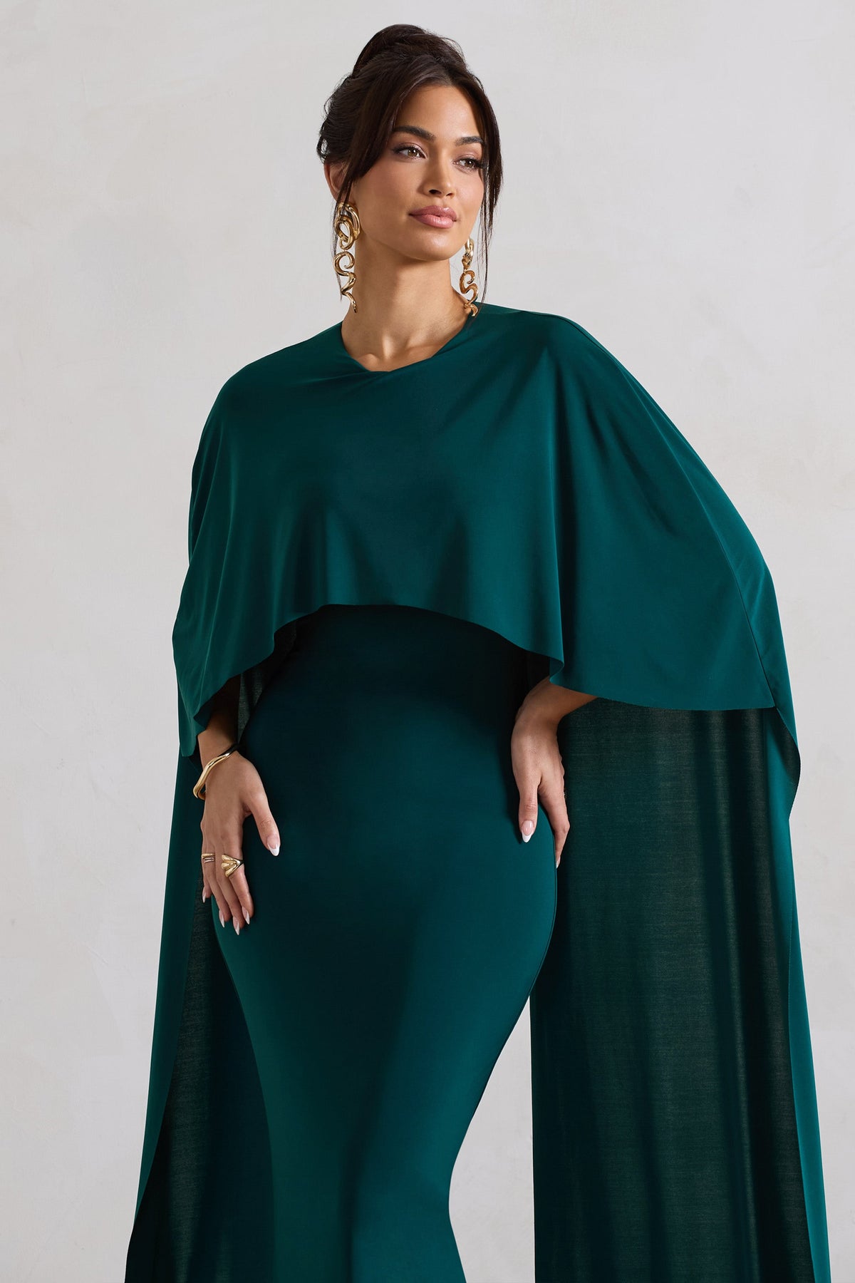 Padma | Vestido Largo Verde Botella con Mangas de Capa