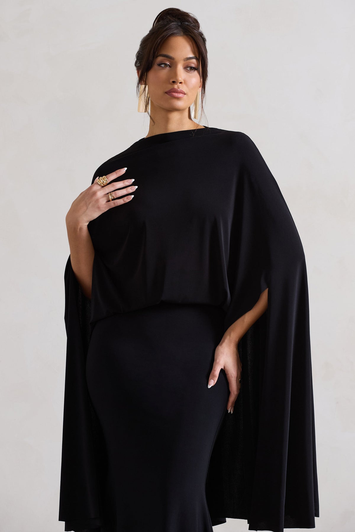 Charmaine | Vestido Largo negro de cuello alto con capa