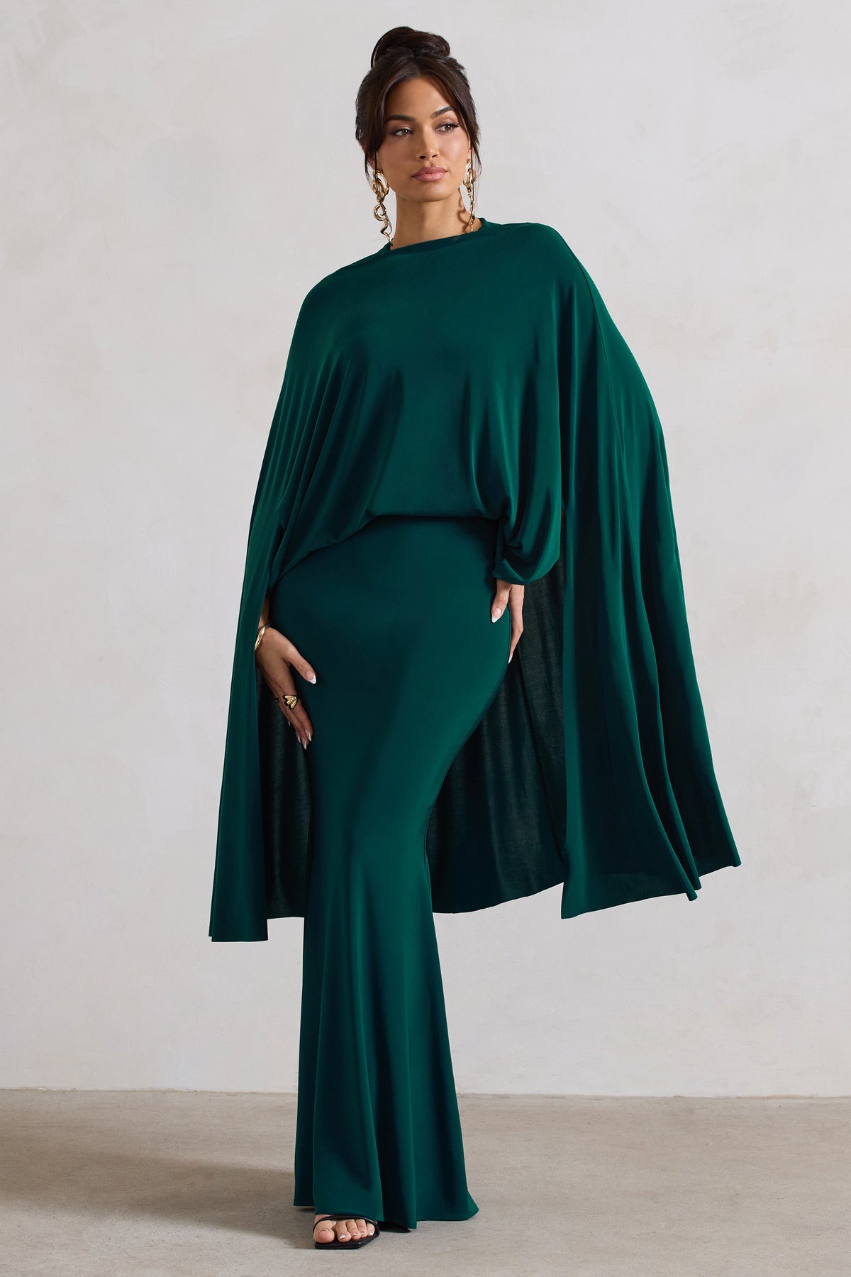 Charmaine | Vestido Largo Verde Botella de Cuello Alto con Capa