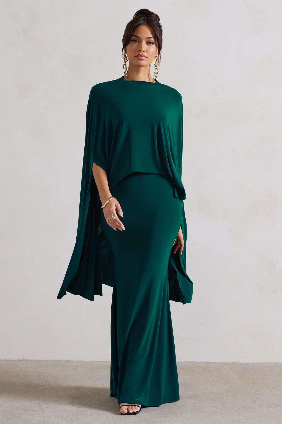 Charmaine | Vestido Largo Verde Botella de Cuello Alto con Capa