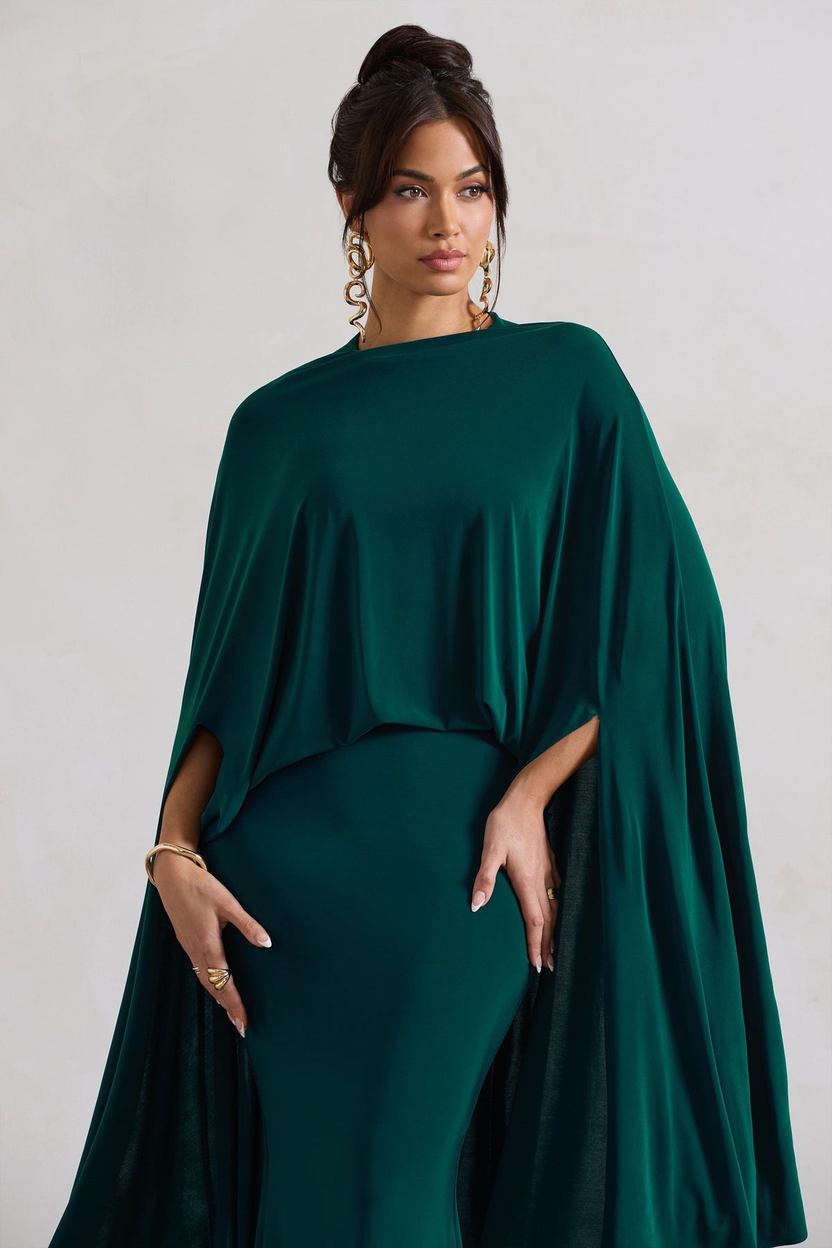 Charmaine | Vestido Largo Verde Botella de Cuello Alto con Capa