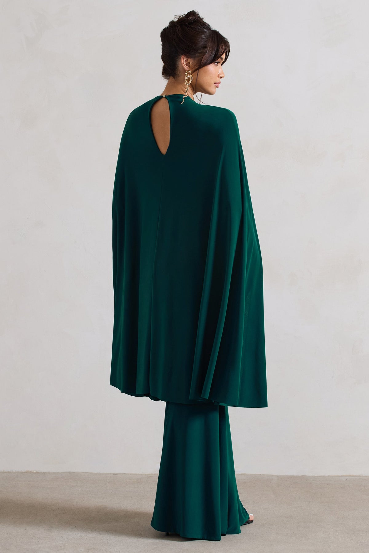 Charmaine | Vestido Largo Verde Botella de Cuello Alto con Capa