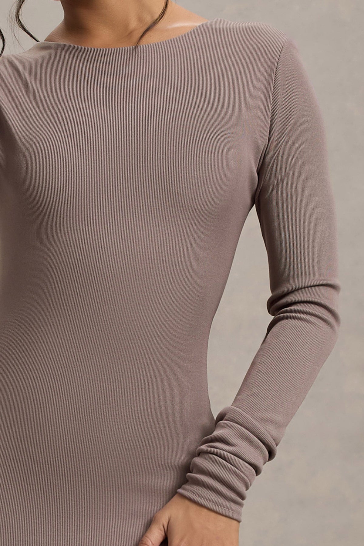 Madden | Vestido midi de punto acanalado color topo con espalda drapeada