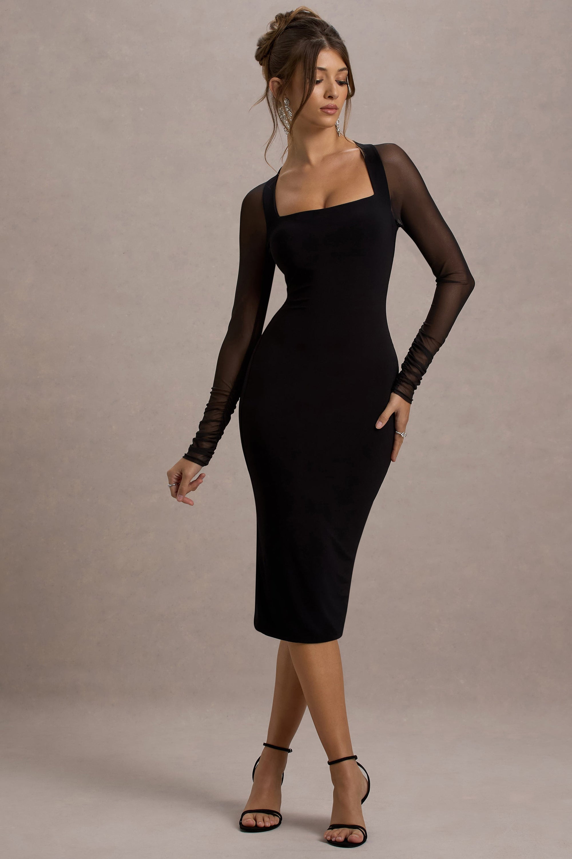 Off Track | Vestido Midi Ajustado Negro con Mangas Transparentes