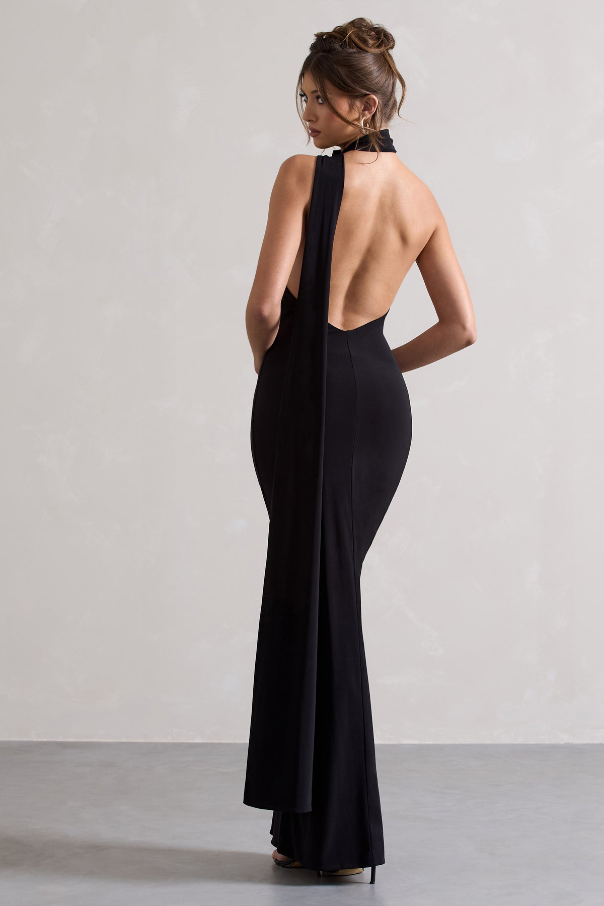 Miss | Vestido largo Negro Asimétrico con pañuelo largo al cuello
