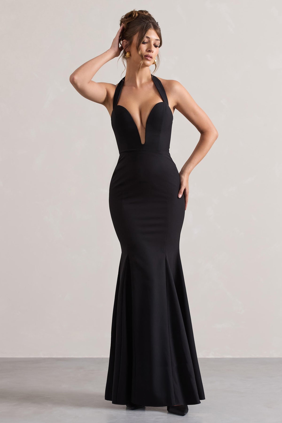 Plaza | Vestido Maxi Negro con Escote Halter y Cola de Sirena