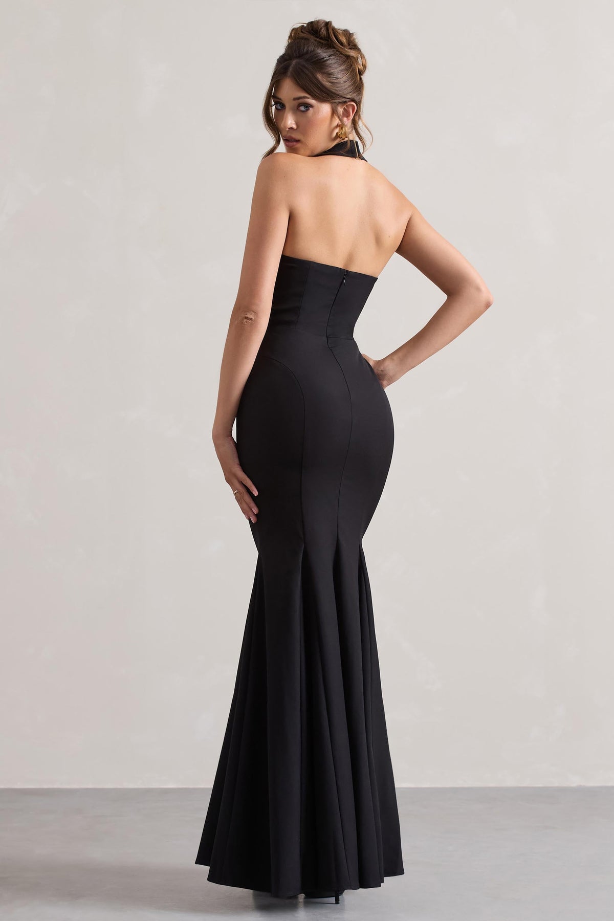 Plaza | Vestido Maxi Negro con Escote Halter y Cola de Sirena