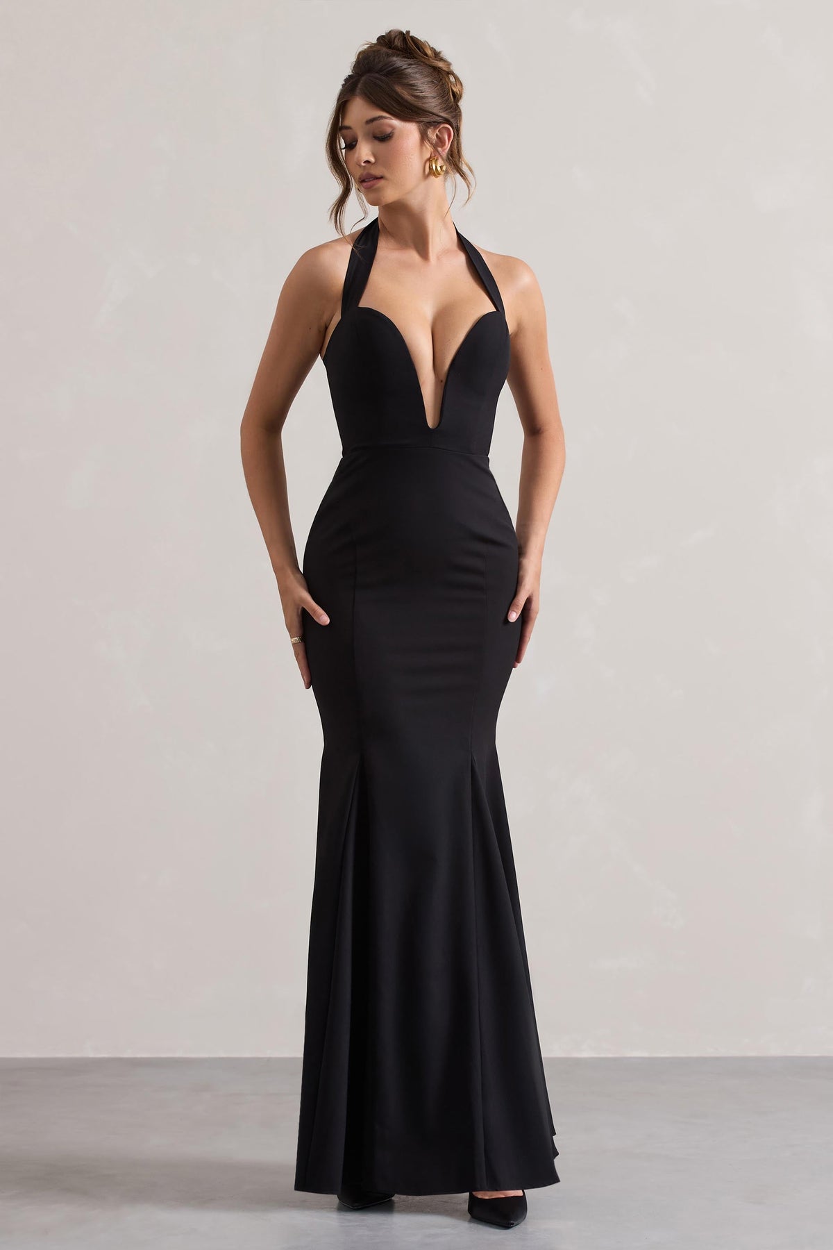 Plaza | Vestido Maxi Negro con Escote Halter y Cola de Sirena