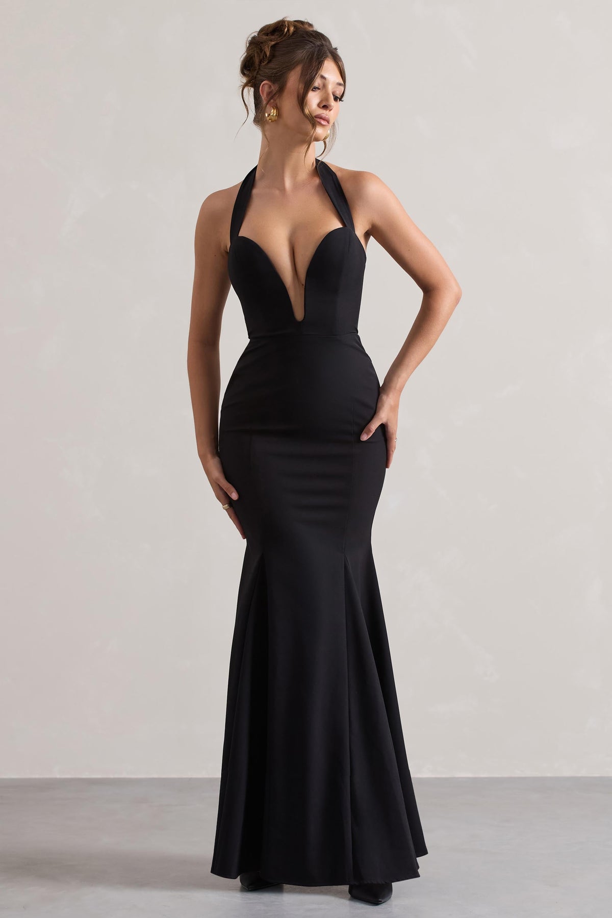 Plaza | Vestido Maxi Negro con Escote Halter y Cola de Sirena