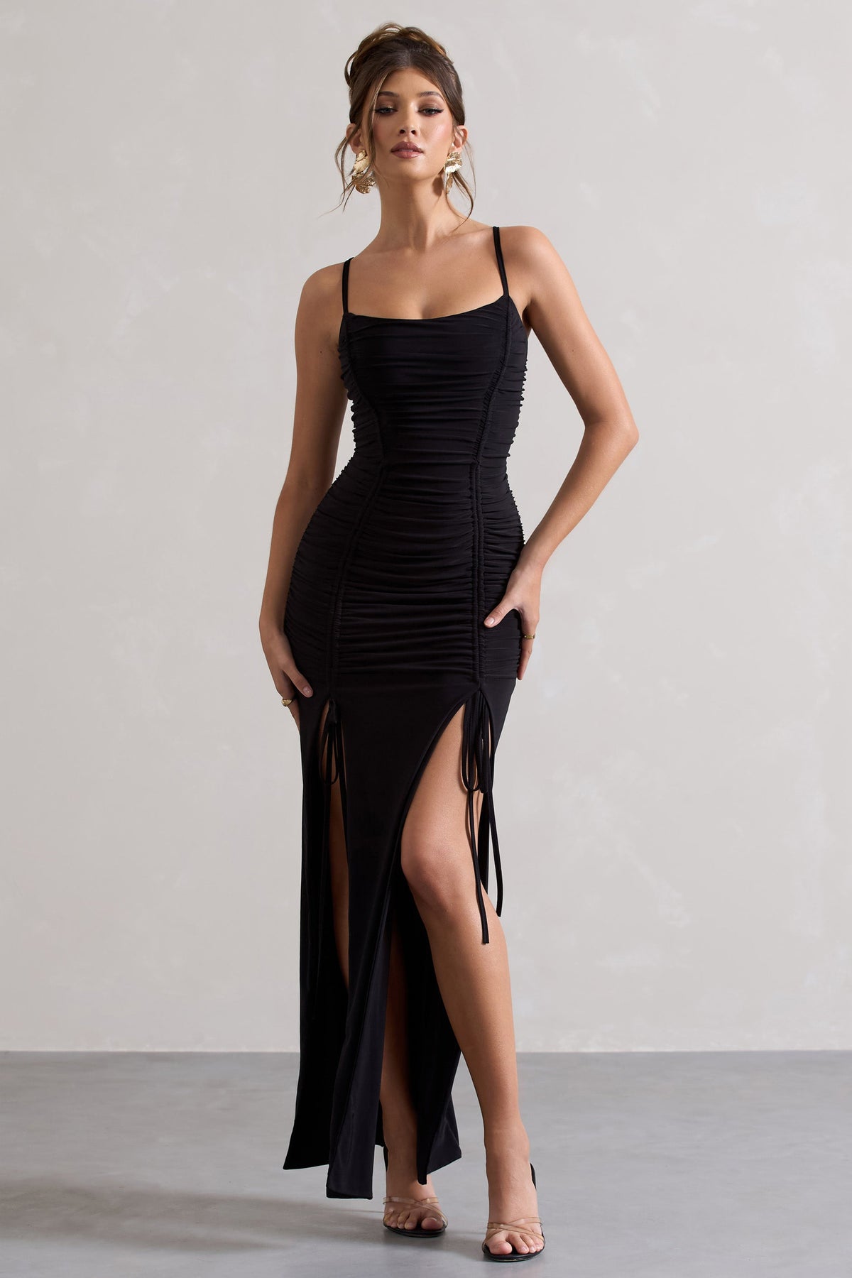 Devon | Vestido largo Negro Fruncido con Tirantes y Aberturas