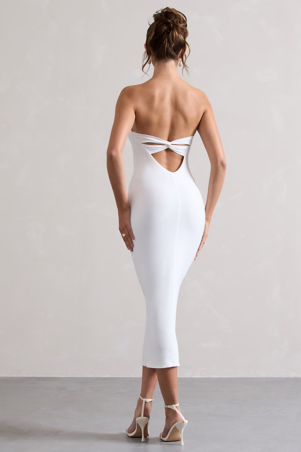 East End | Vestido midi blanco entallado con detalle de nudo en la espalda