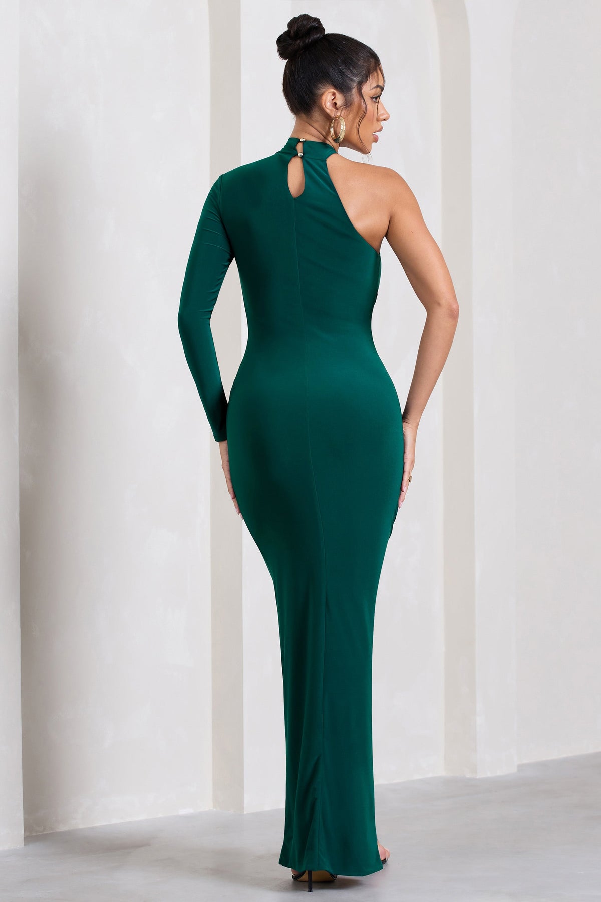 Alina | Vestido Maxi Verde Botella con Fruncido, Cuello Alto y Abertura Asimétrica