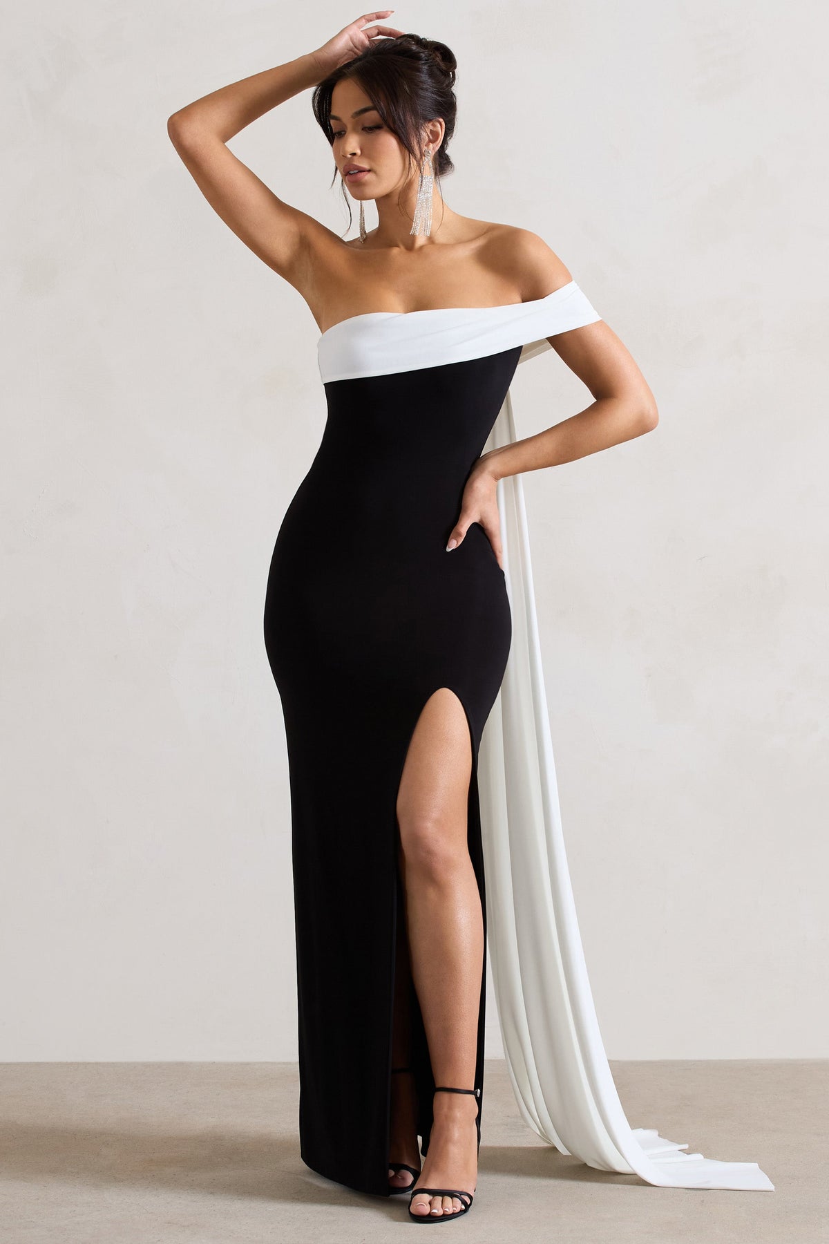 Legacy | Vestido largo negro entallado con escote bardot en blanco y caída en la espalda