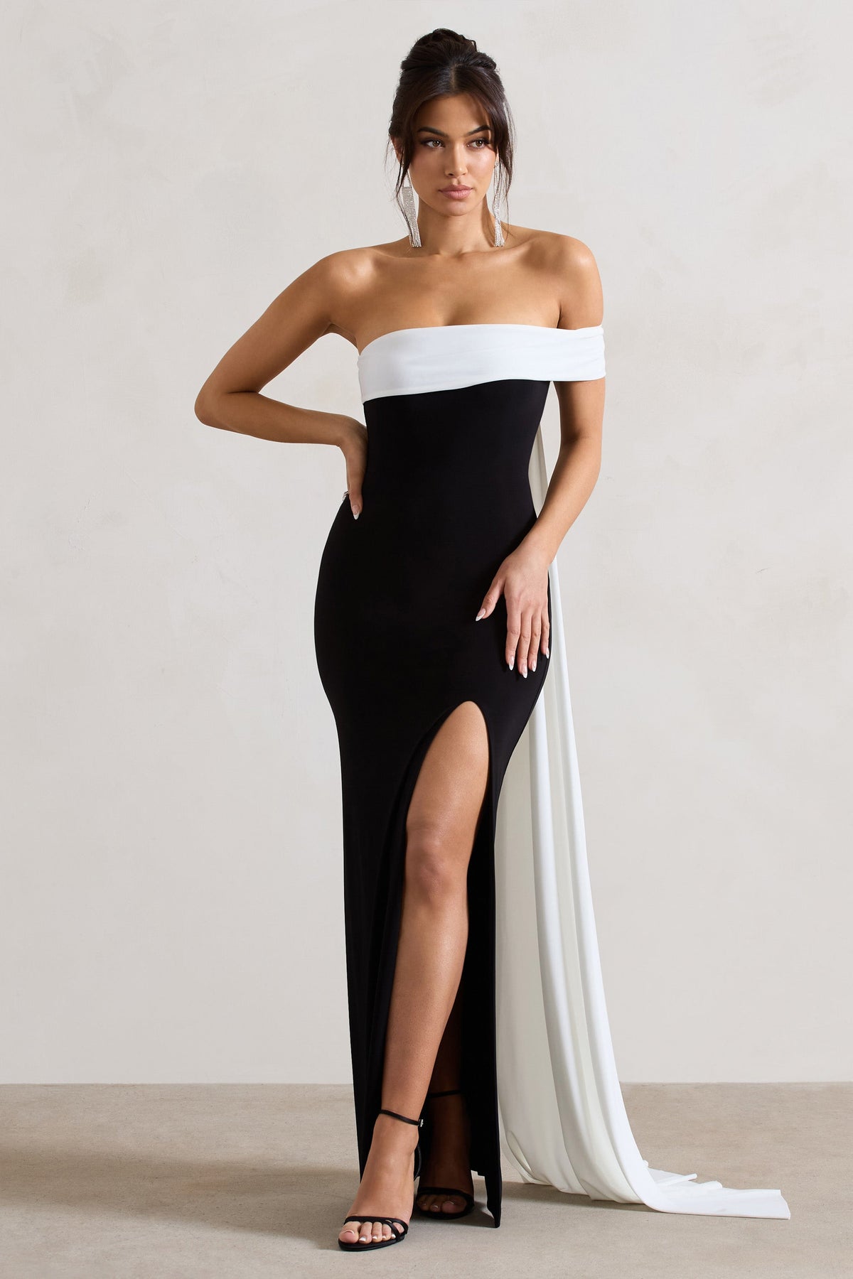 Legacy | Vestido largo negro entallado con escote bardot en blanco y caída en la espalda