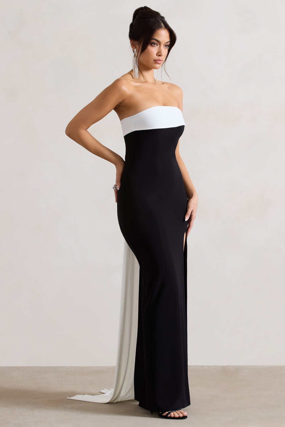 Legacy | Vestido largo negro entallado con escote bardot en blanco y caída en la espalda
