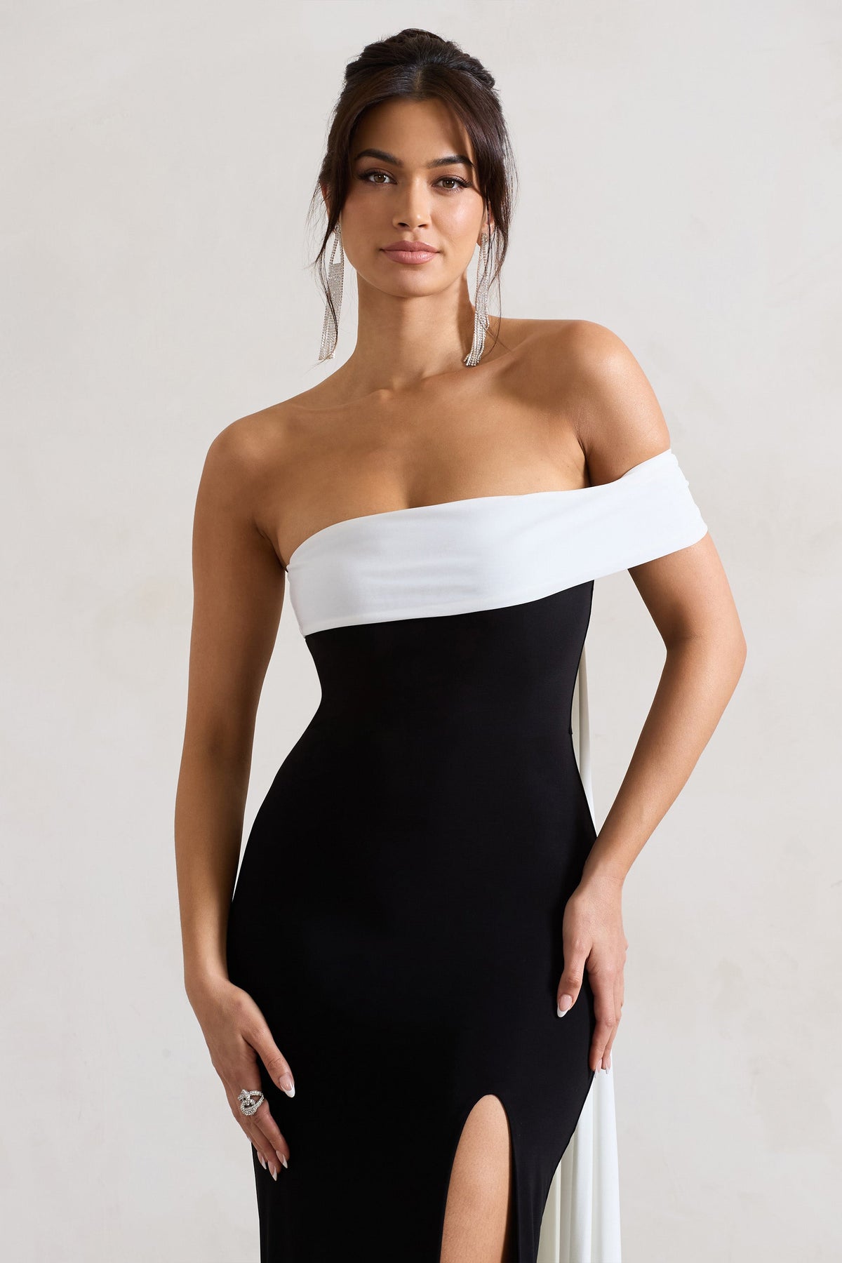 Legacy | Vestido largo negro entallado con escote bardot en blanco y caída en la espalda