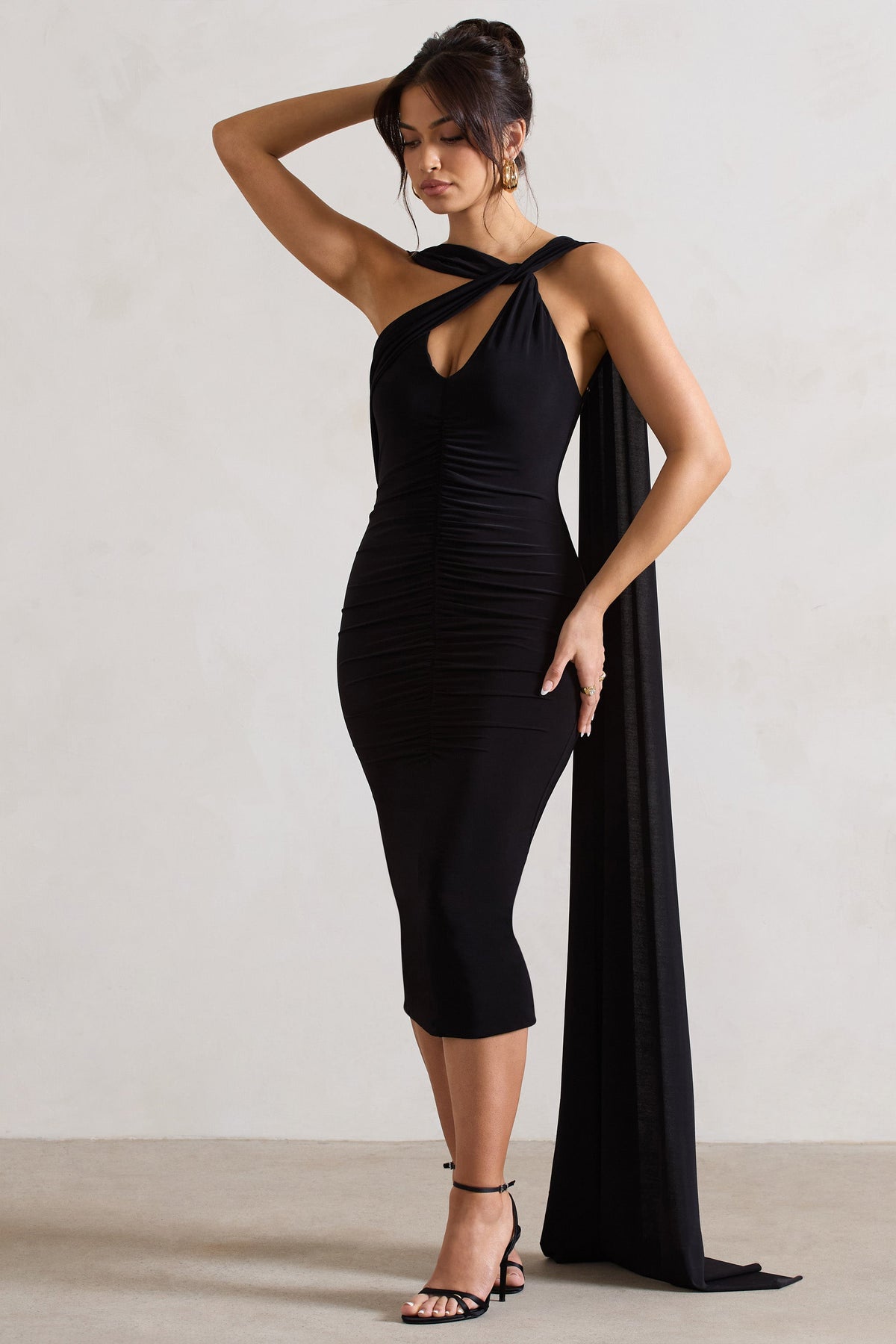 Freedom | Vestido midi asimétrico con tirantes entrelazados y capa en negro