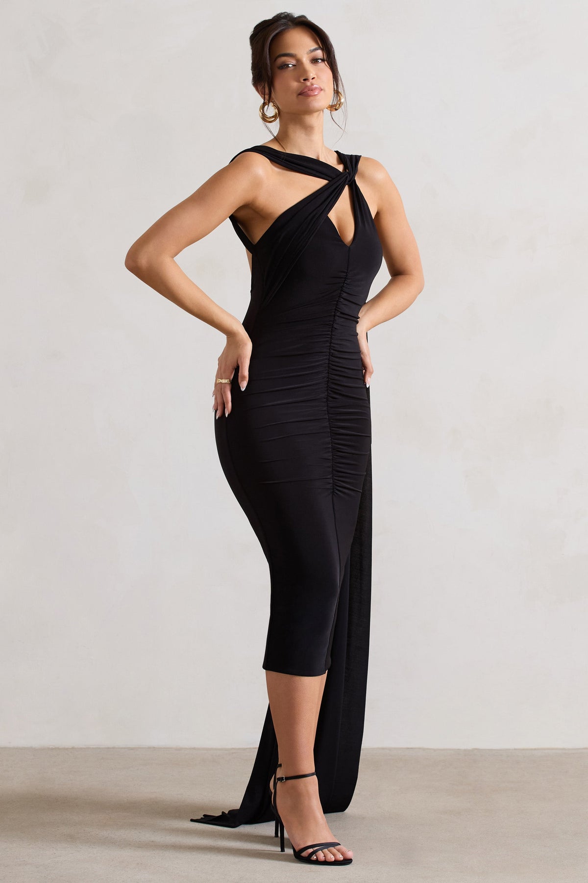 Freedom | Vestido midi asimétrico con tirantes entrelazados y capa en negro