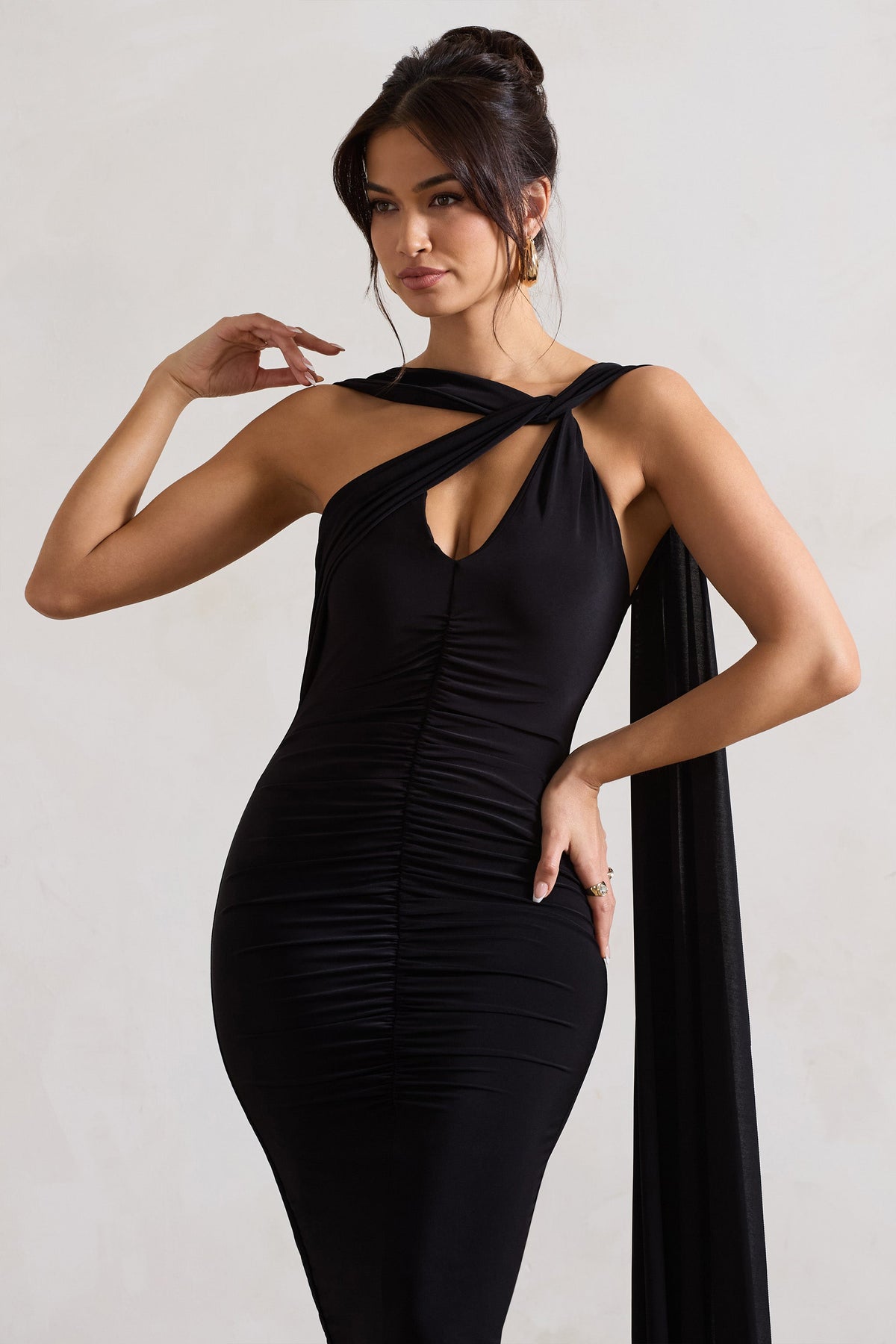 Freedom | Vestido midi asimétrico con tirantes entrelazados y capa en negro