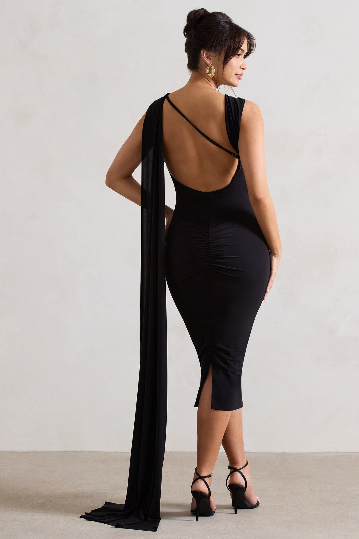 Freedom | Vestido midi asimétrico con tirantes entrelazados y capa en negro
