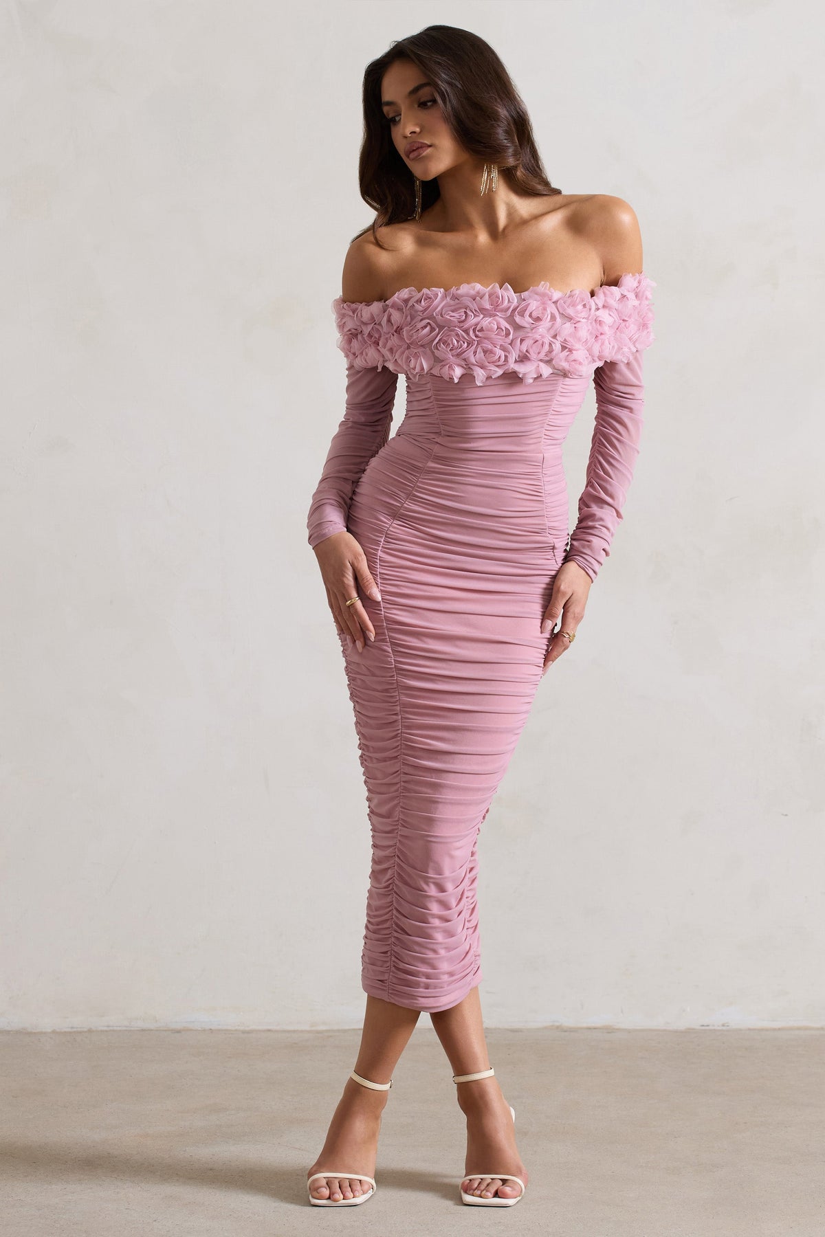 Sierra | Vestido midi rosa de malla fruncida con escote Bardot con flores
