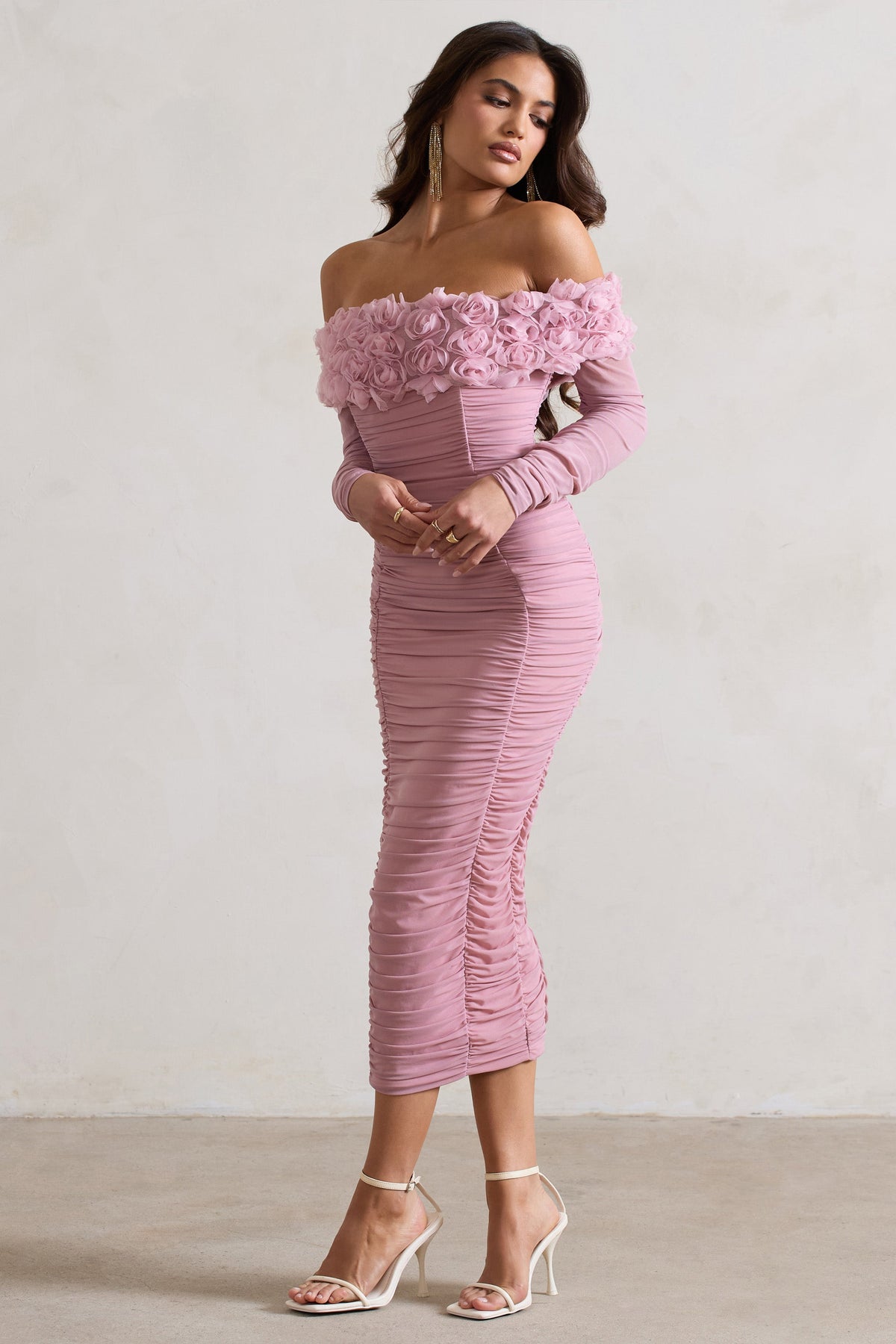 Sierra | Vestido midi rosa de malla fruncida con escote Bardot con flores