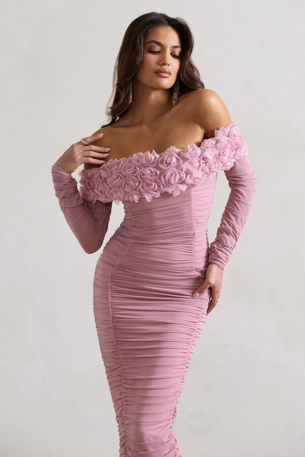 Sierra | Vestido midi rosa de malla fruncida con escote Bardot con flores