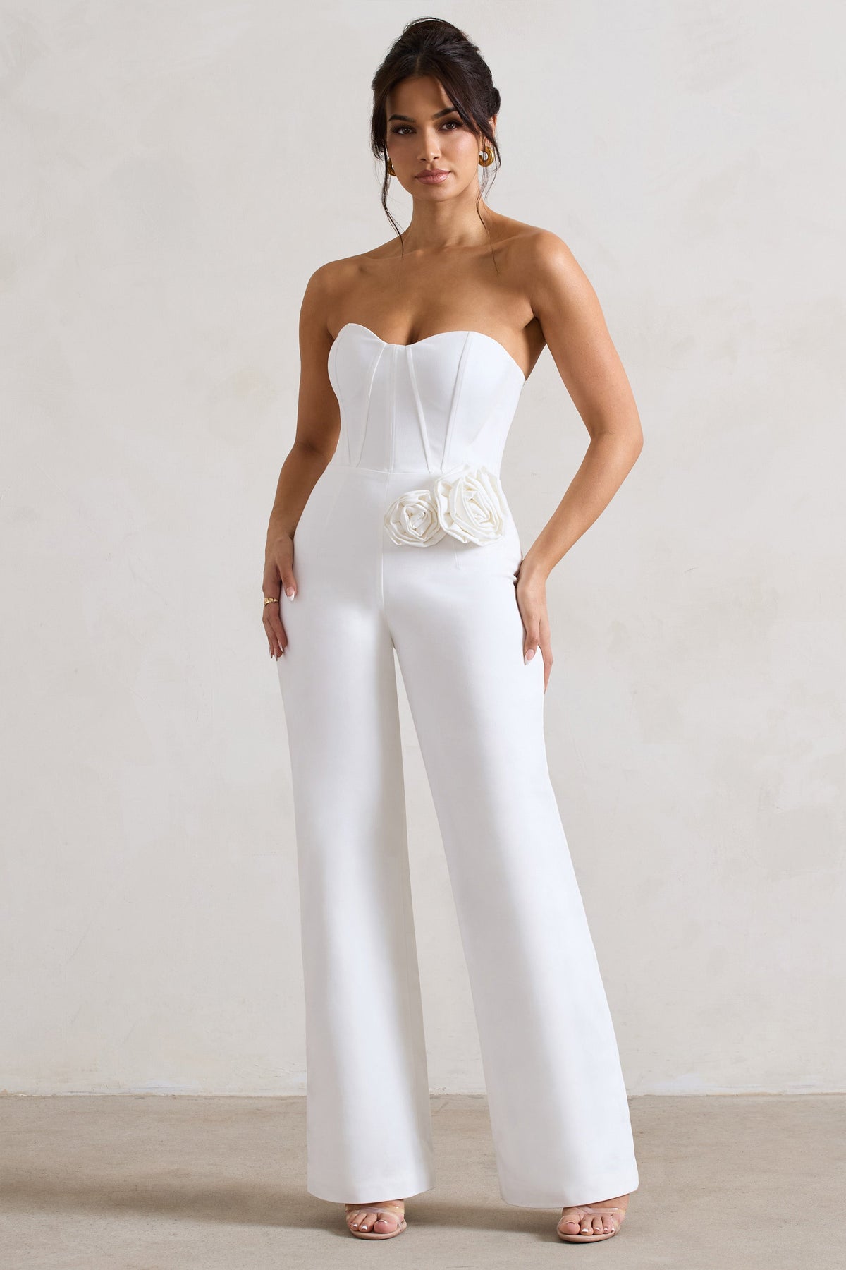 Sonia | Mono blanco de pierna recta con escote en forma de corazón y flores
