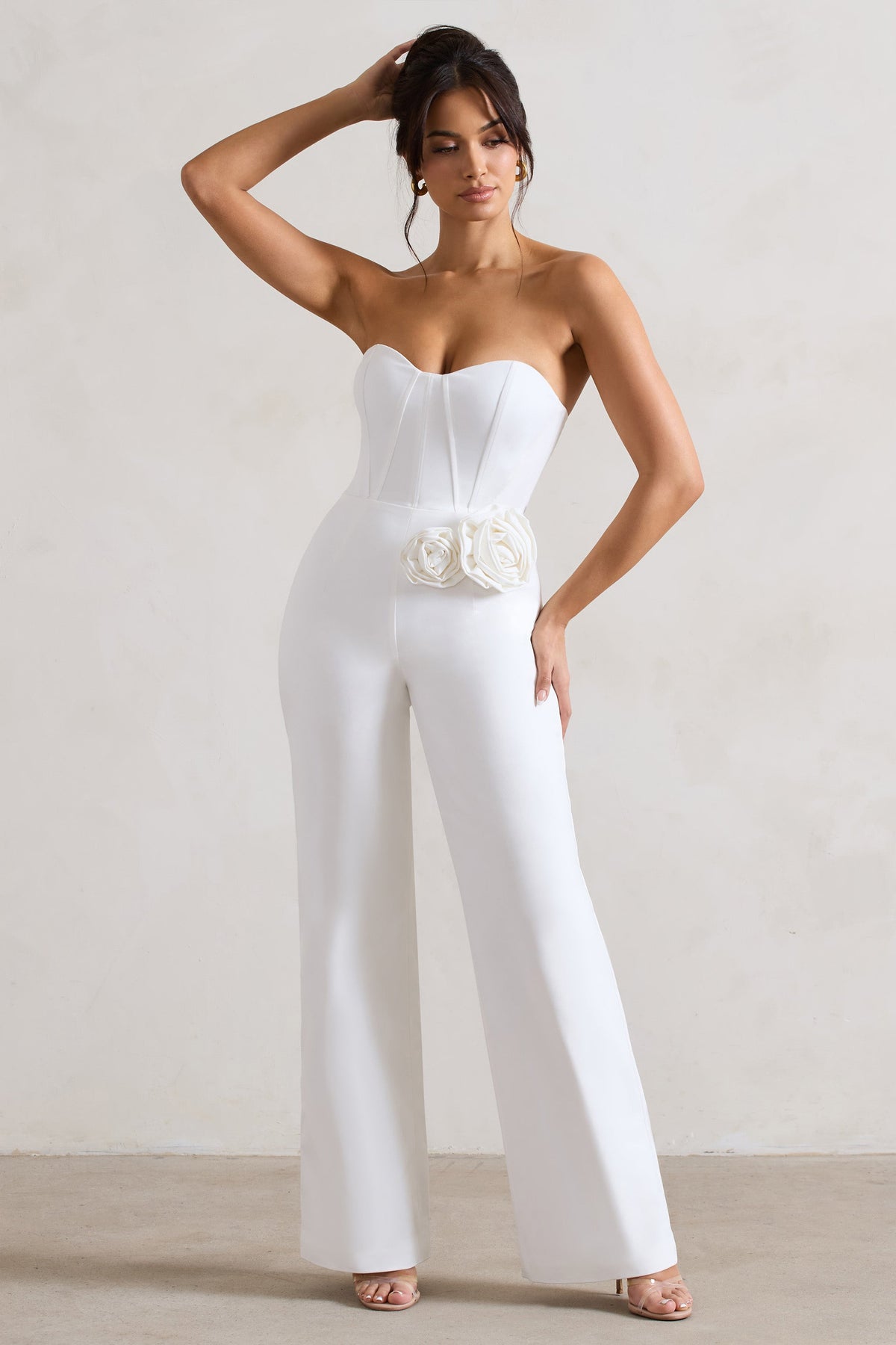 Sonia | Mono blanco de pierna recta con escote en forma de corazón y flores
