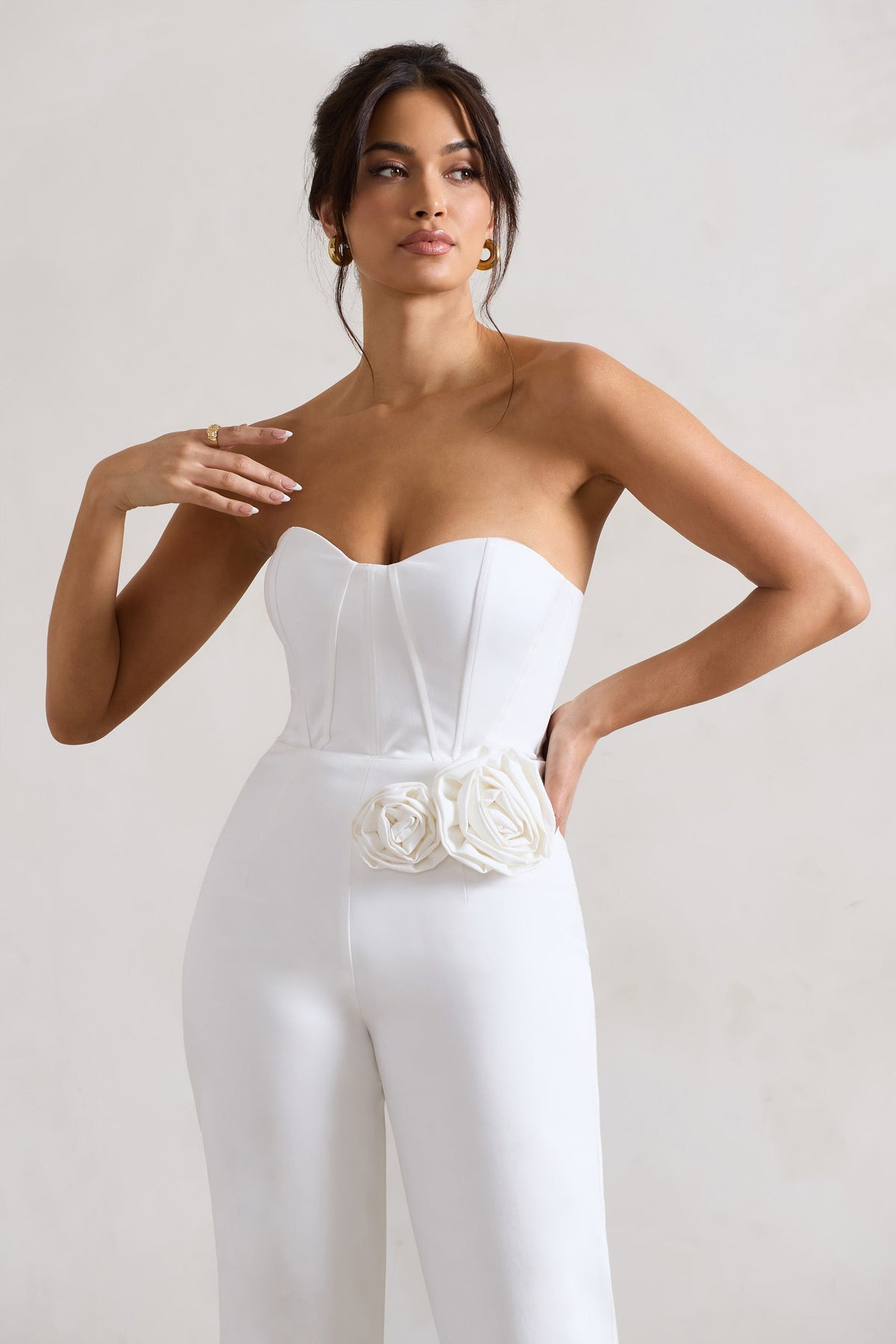 Sonia | Mono blanco de pierna recta con escote en forma de corazón y flores