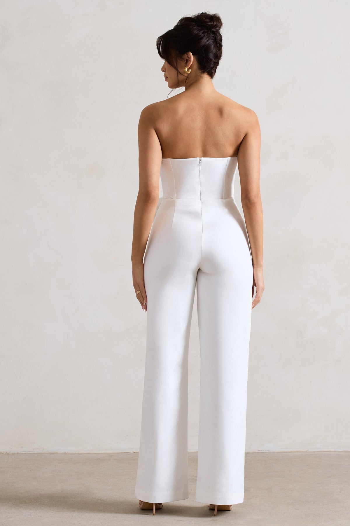 Sonia | Mono blanco de pierna recta con escote en forma de corazón y flores