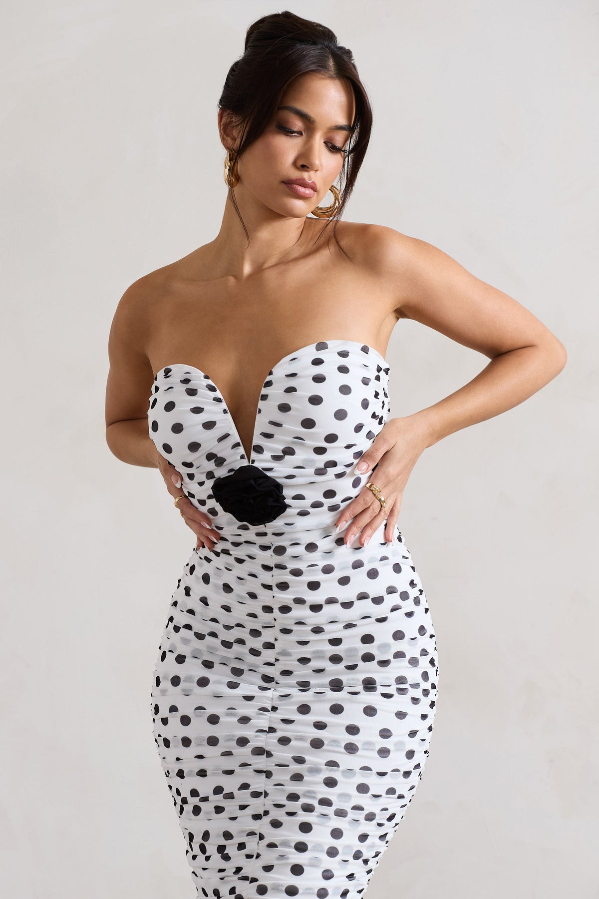 Taken | Vestido midi de lunares con detalle floral en negro y fruncido