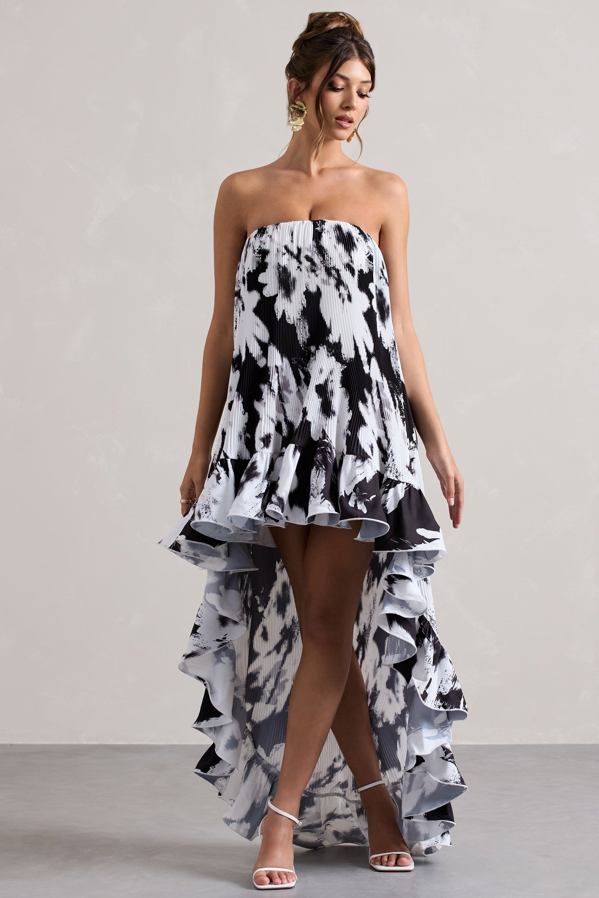 Whistler | Vestido largo asimétrico de gasa floral monocromática con volantes y escote bandeau