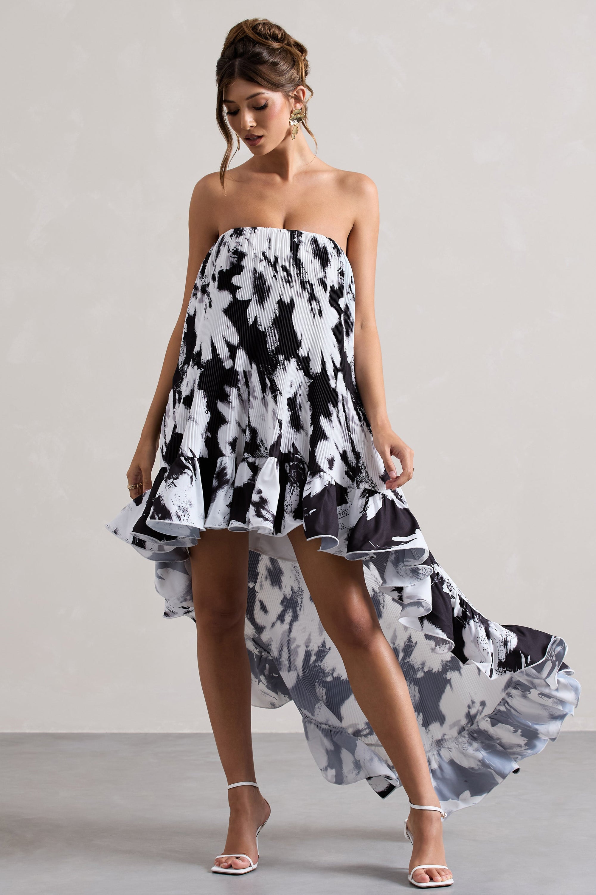 Whistler | Vestido largo asimétrico de gasa floral monocromática con volantes y escote bandeau